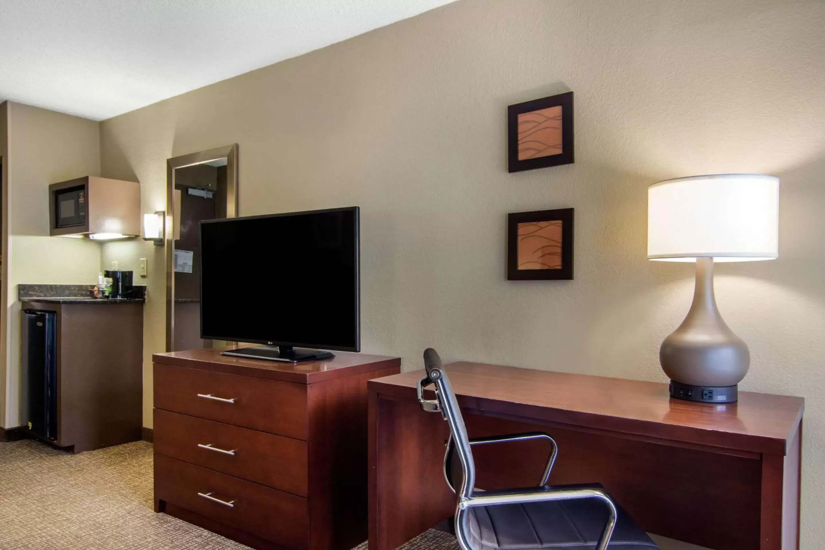 TV and multimedia, TV/Entertainment Center in Comfort Inn Sandy Springs – Perimeter