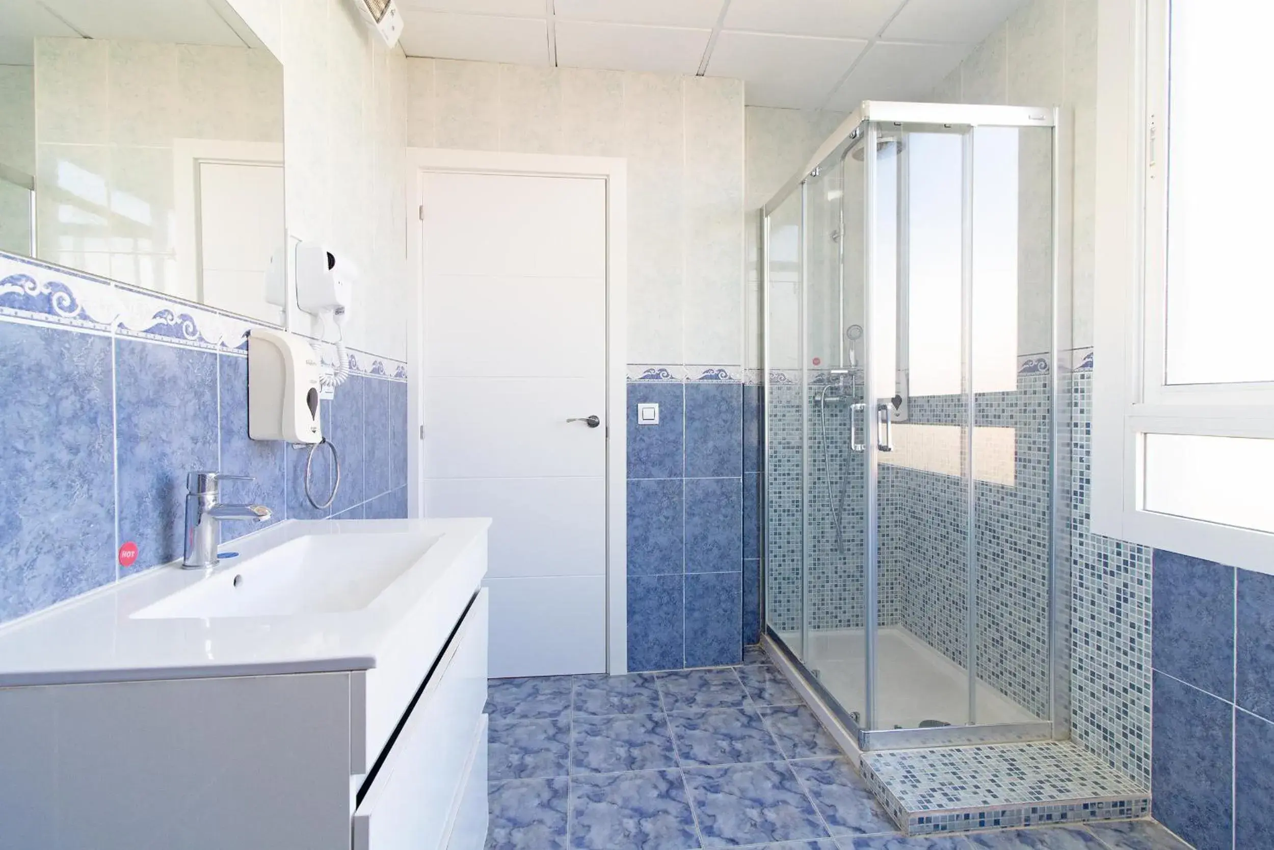 Shower, Bathroom in Hotel Sagunto
