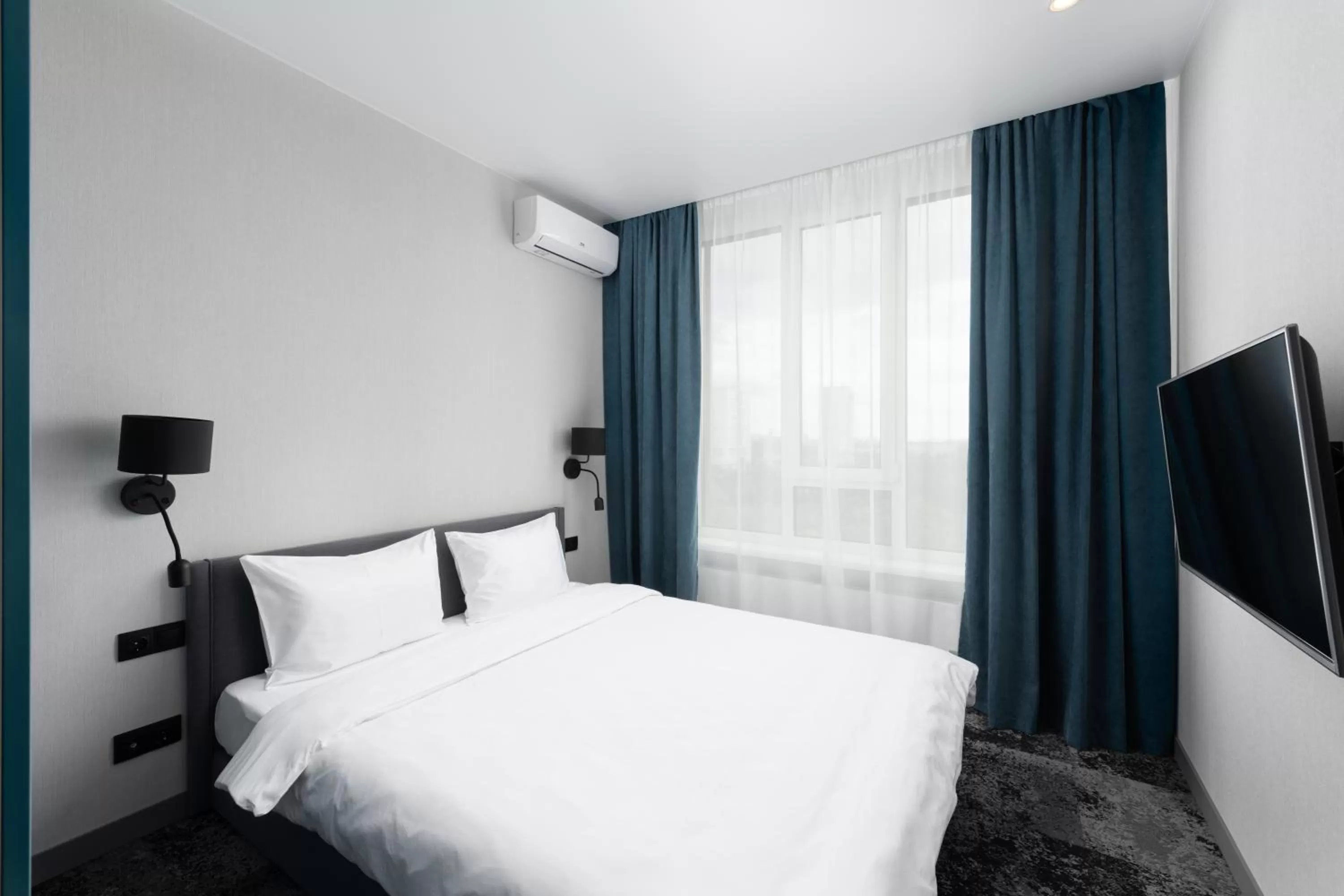 Communal lounge/ TV room, Bed in Be The One Hotel