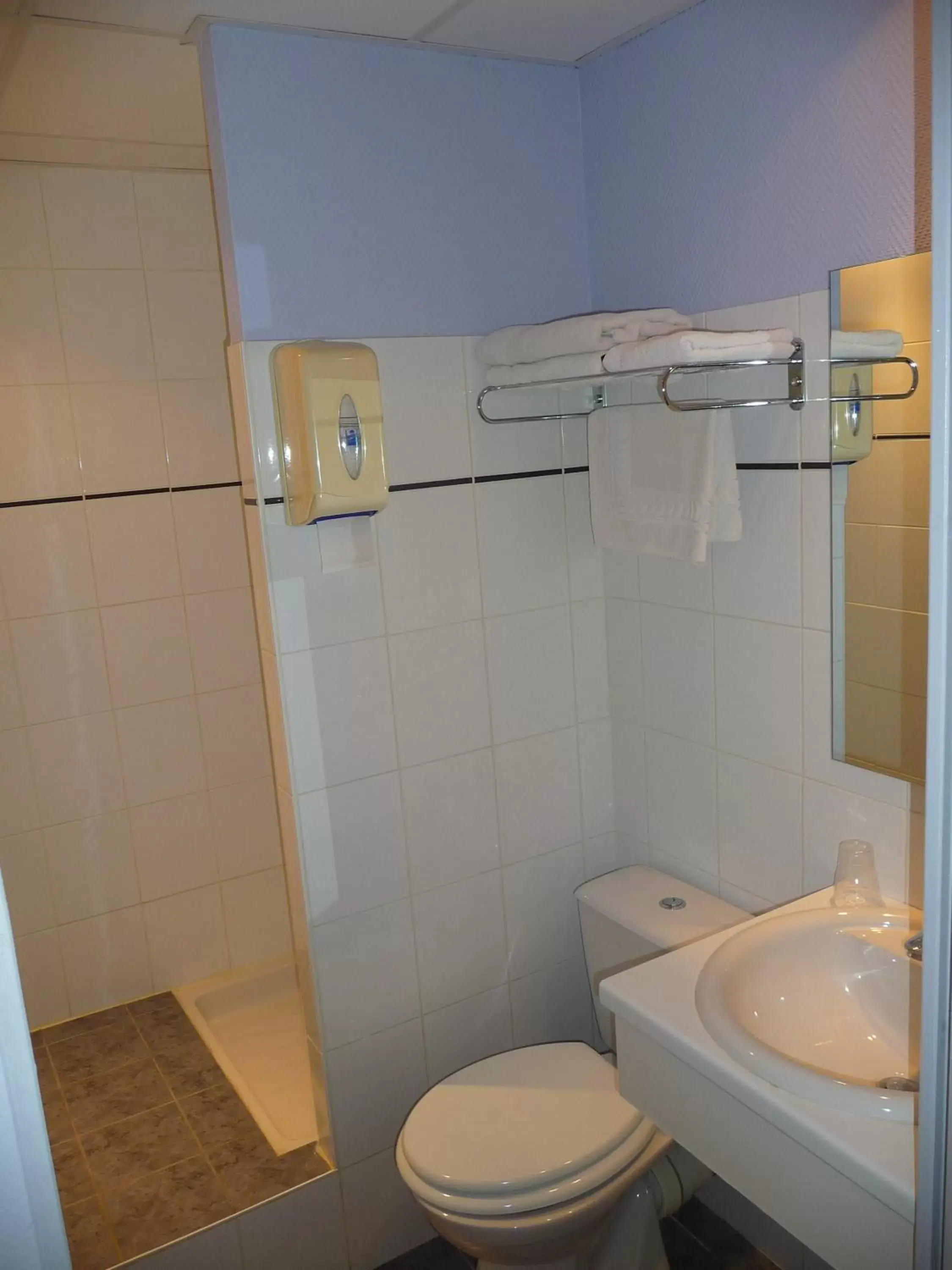 Bathroom in Logis Le Petit Trianon