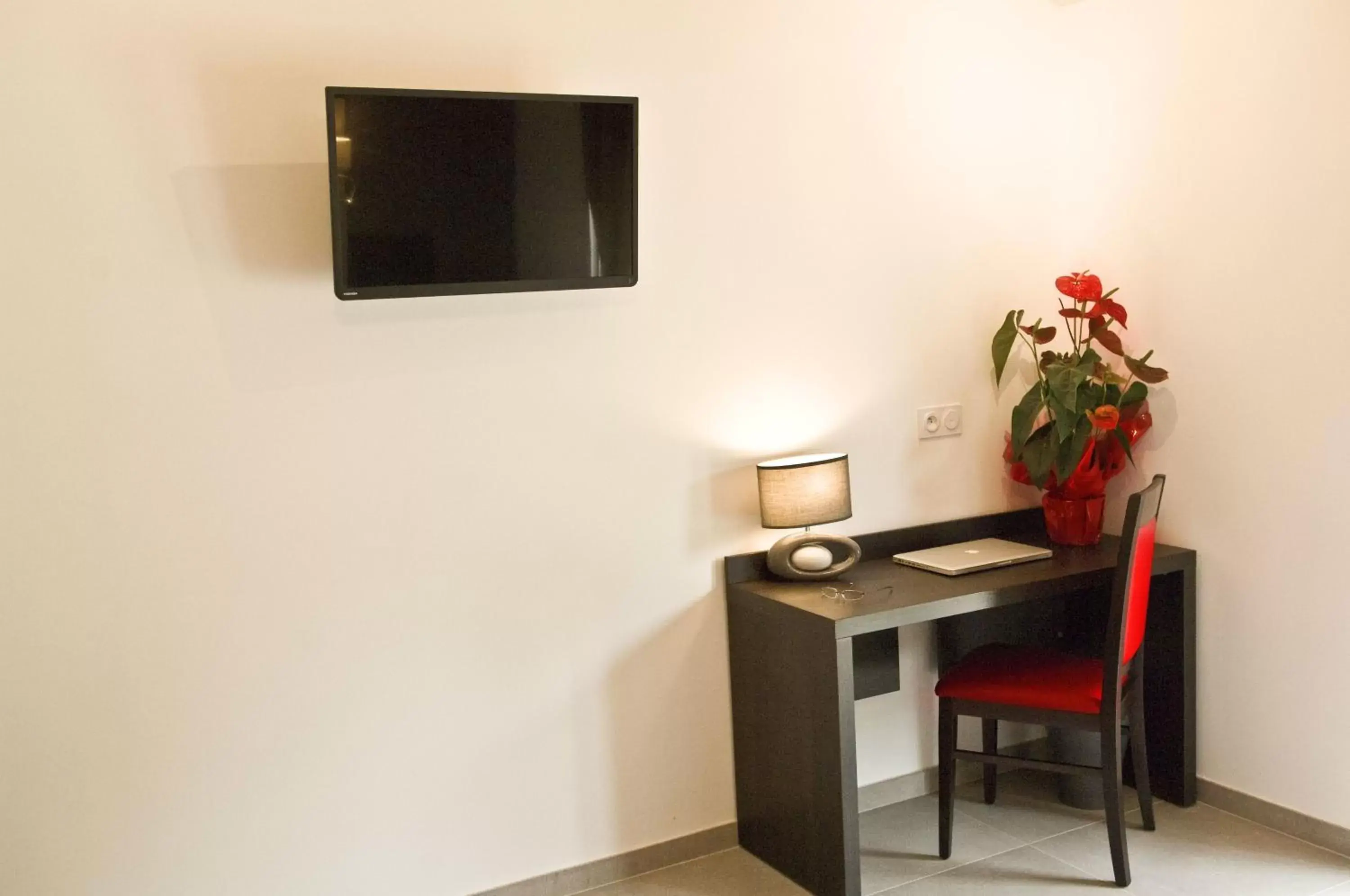 Seating area, TV/Entertainment Center in The Originals City, Hôtel Les Bastides du Gapeau