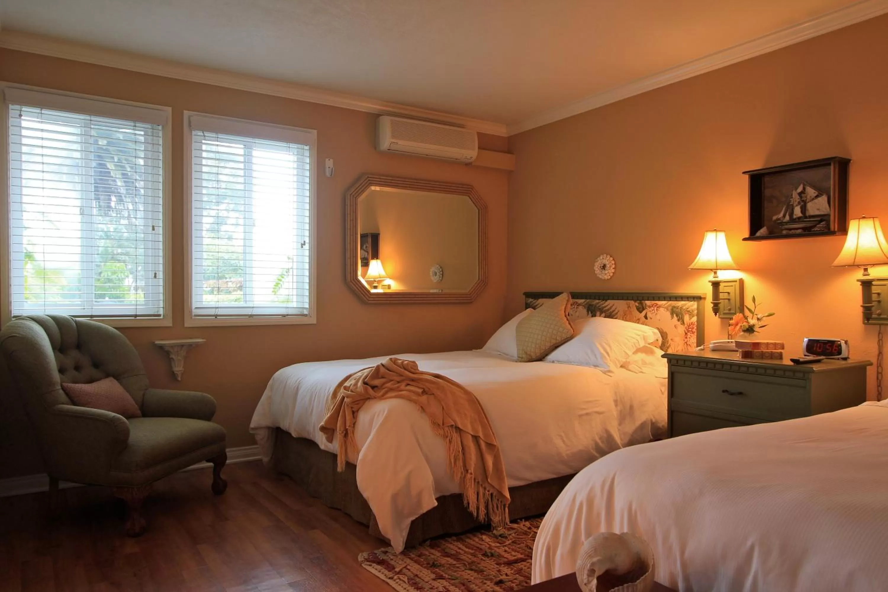 Bedroom, Bed in The Tides Laguna Beach