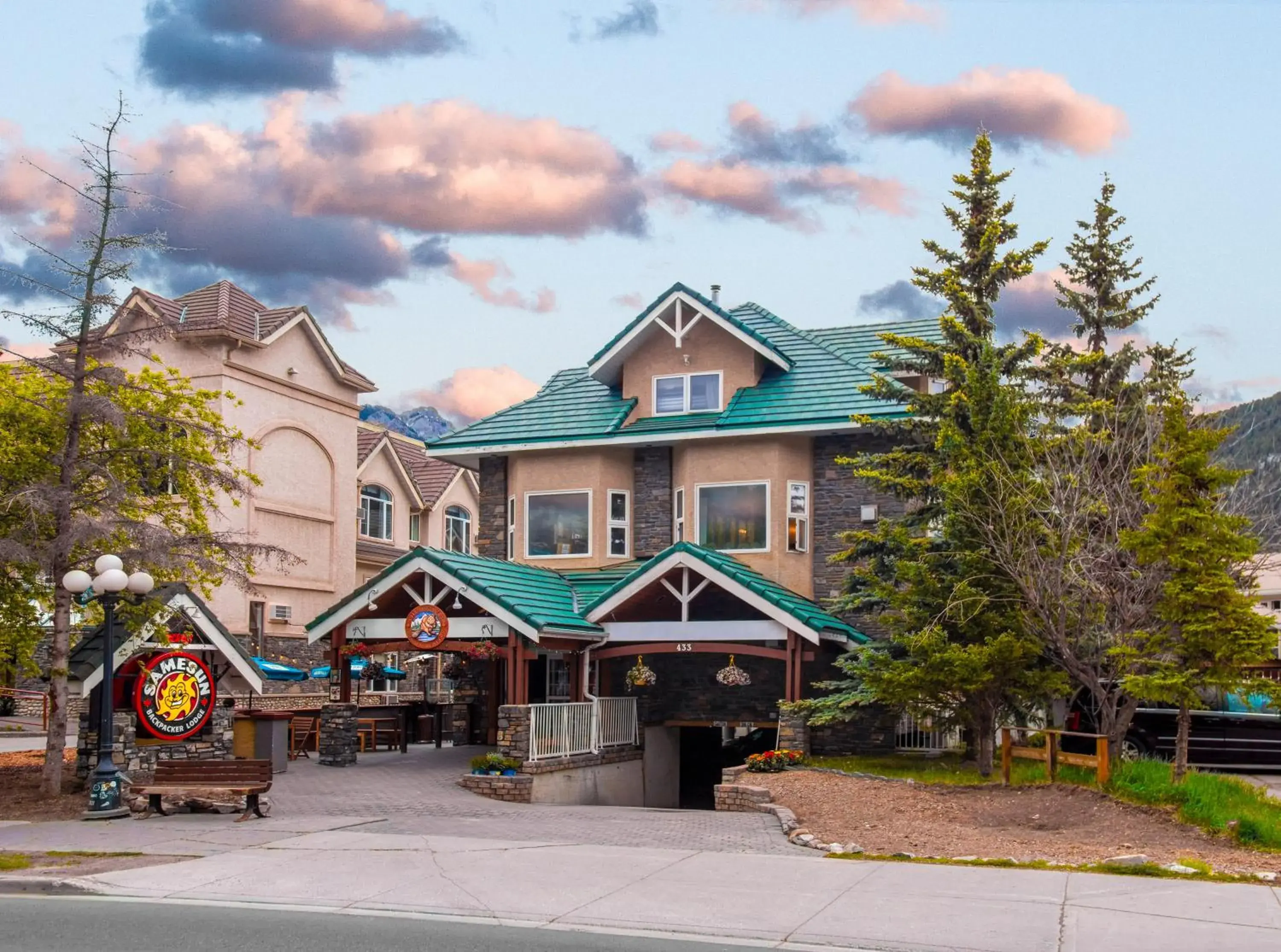 Property building in Samesun Banff Hostel Property building in Samesun Banff Hostel
