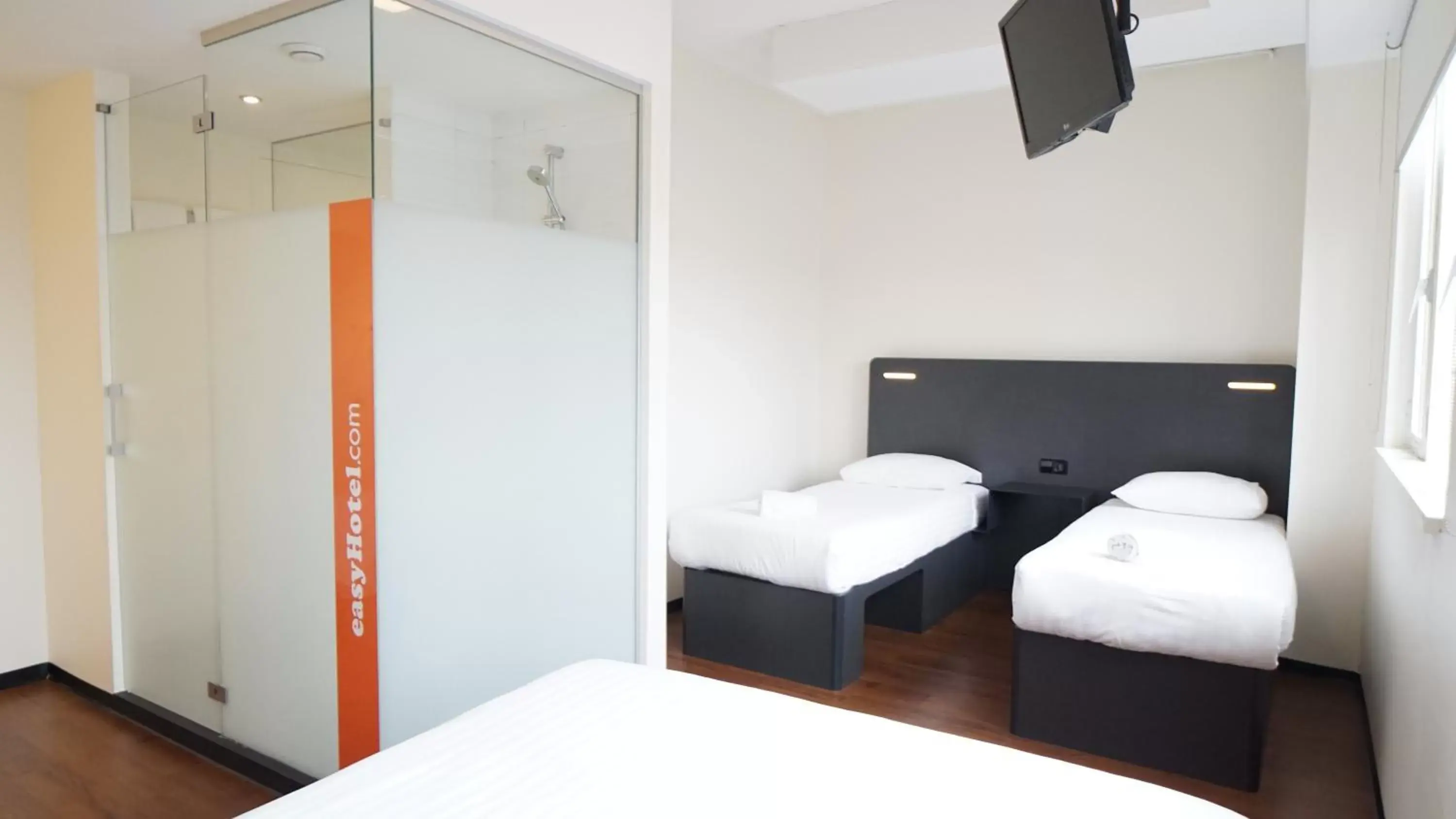 Photo of the whole room, Bed in easyHotel The Hague City Centre