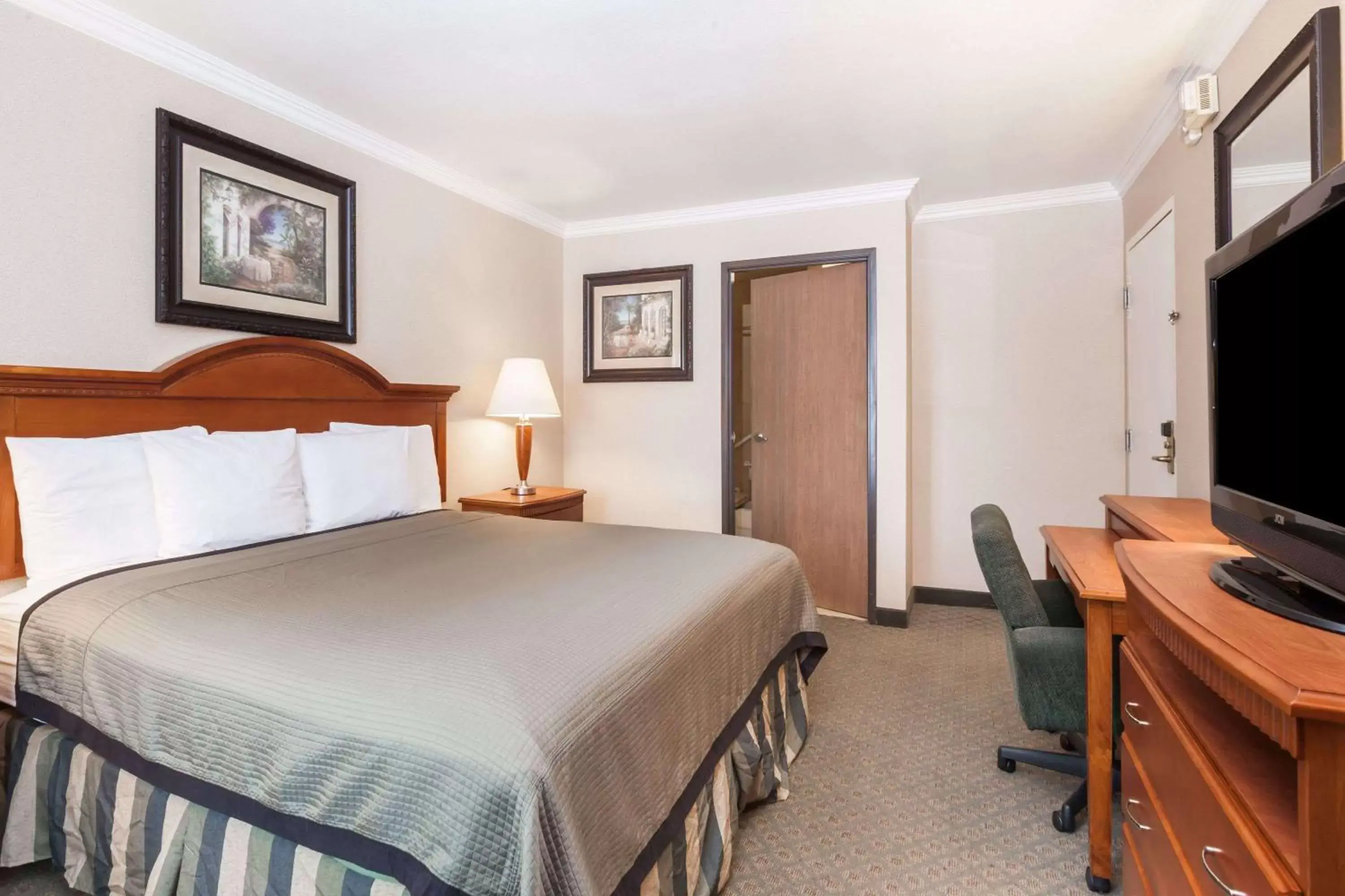 Photo of the whole room, Bed in Travelodge by Wyndham Sylmar CA