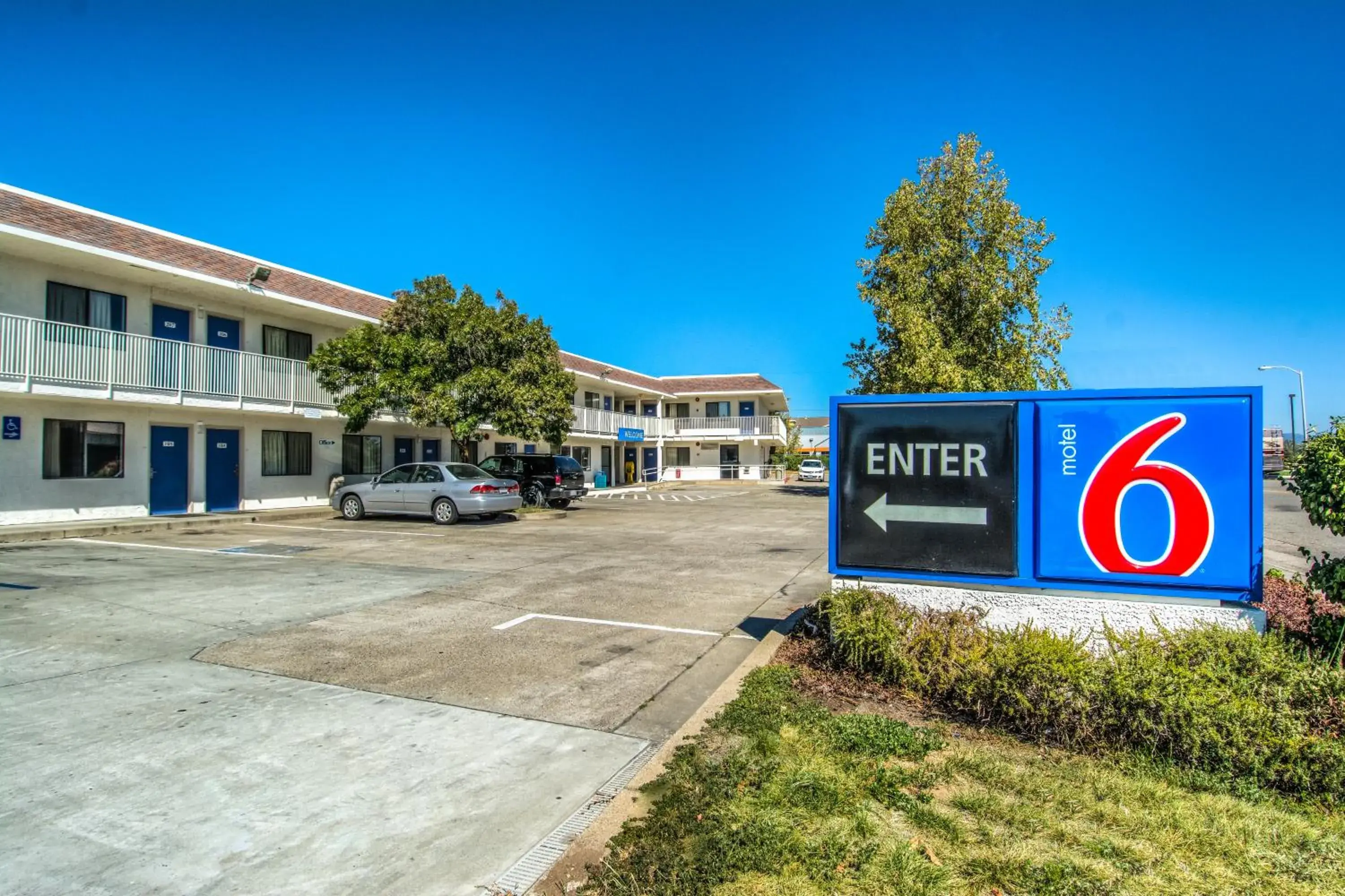 Facade/entrance, Property Building in Motel 6-Redding, CA - North