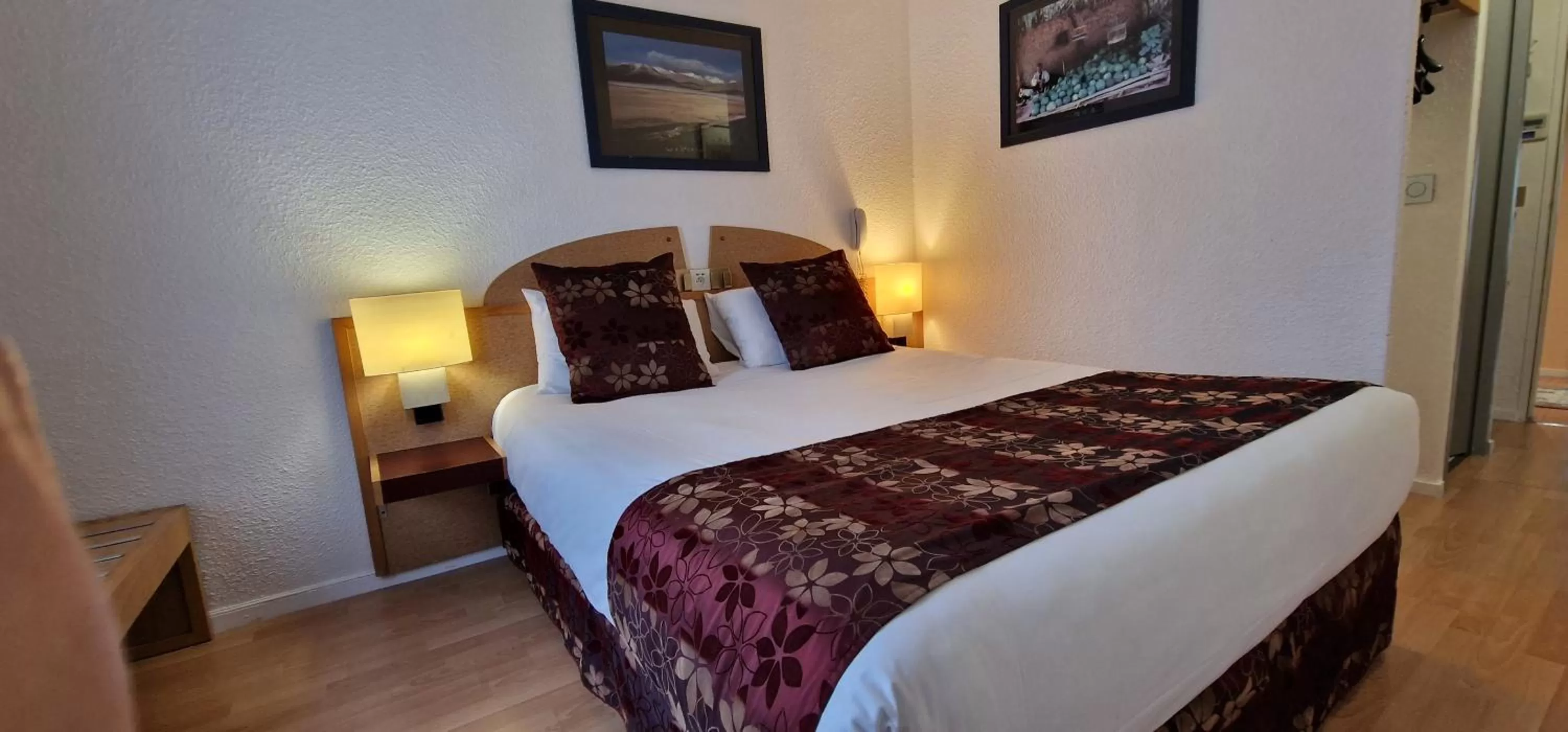 1 Double Bed - Comfort Room in Kyriad Direct Arpajon