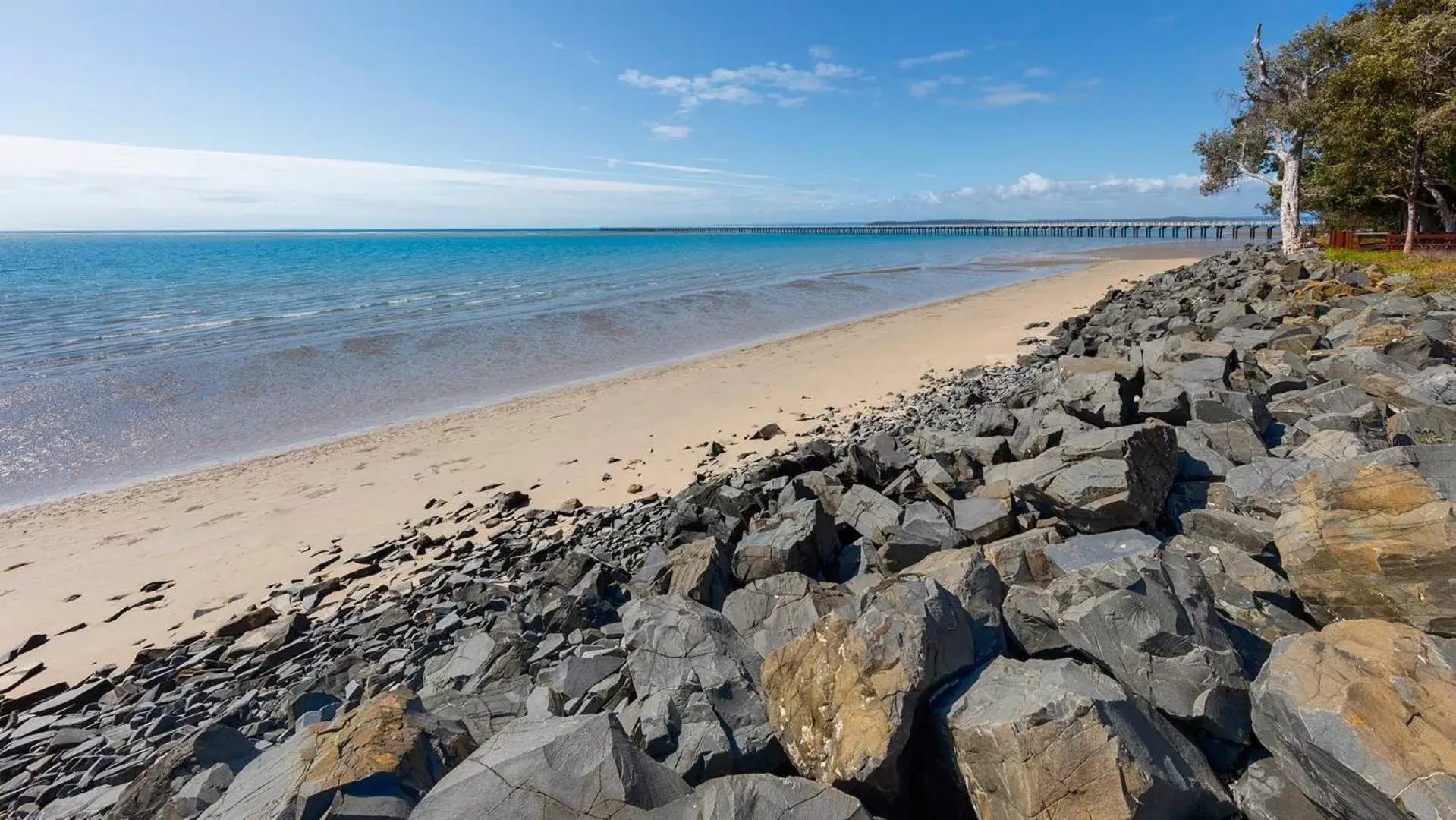 Beach in Oaks Hervey Bay Resort and Spa