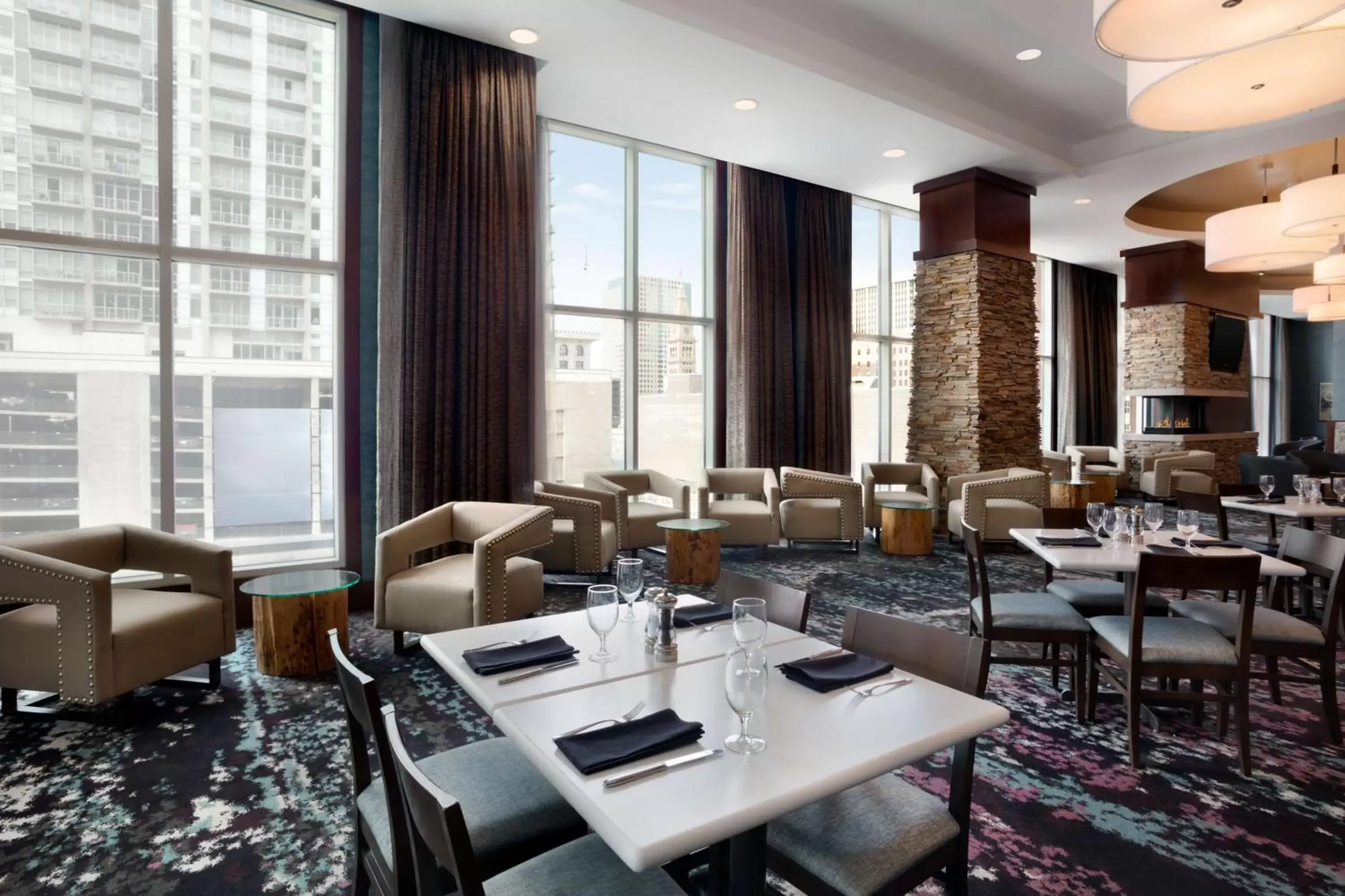 Lounge or bar, Restaurant/Places to Eat in Embassy Suites by Hilton Denver Downtown Convention Center