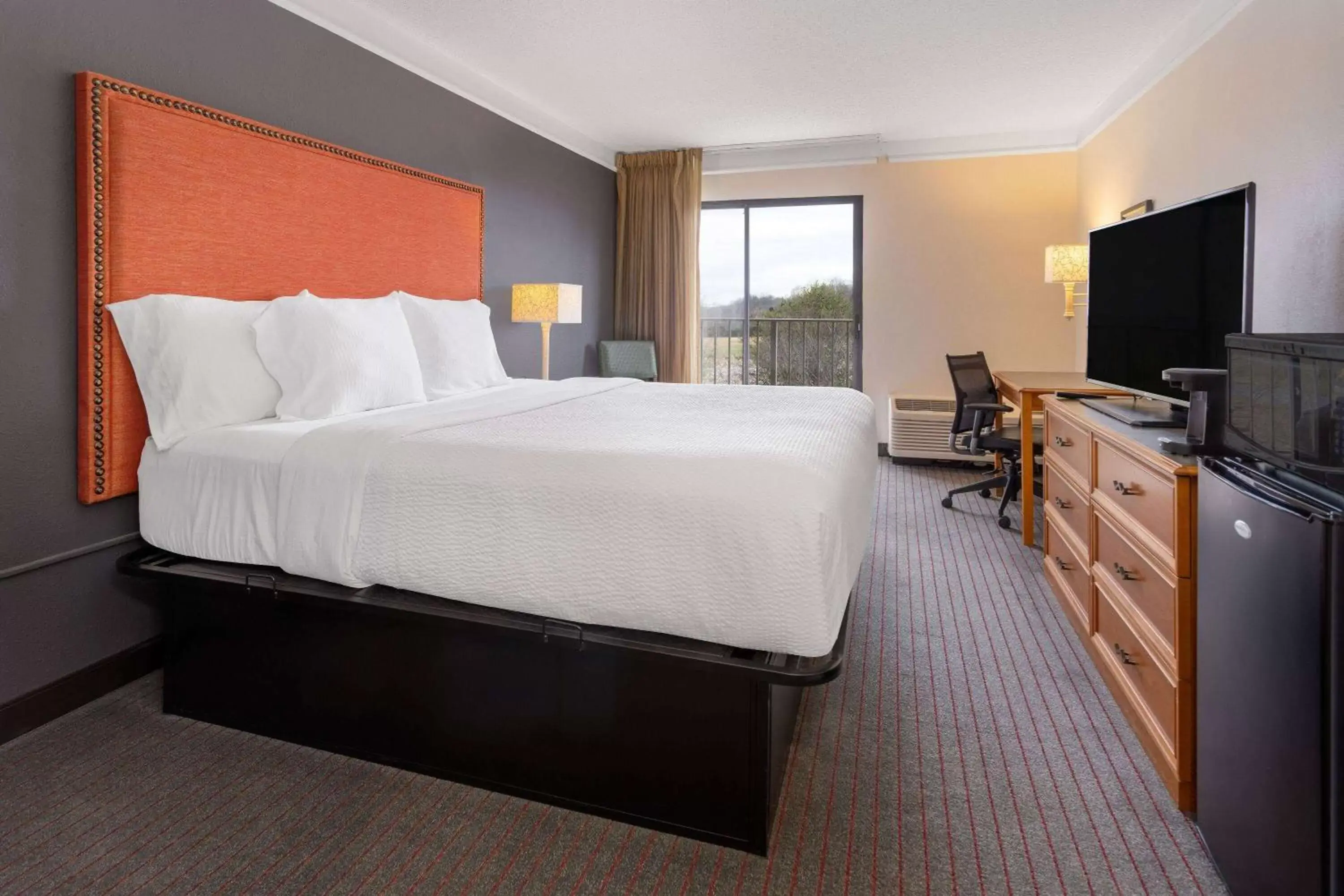 Photo of the whole room, Bed in La Quinta Inn & Suites by Wyndham Kingsport TriCities Airport