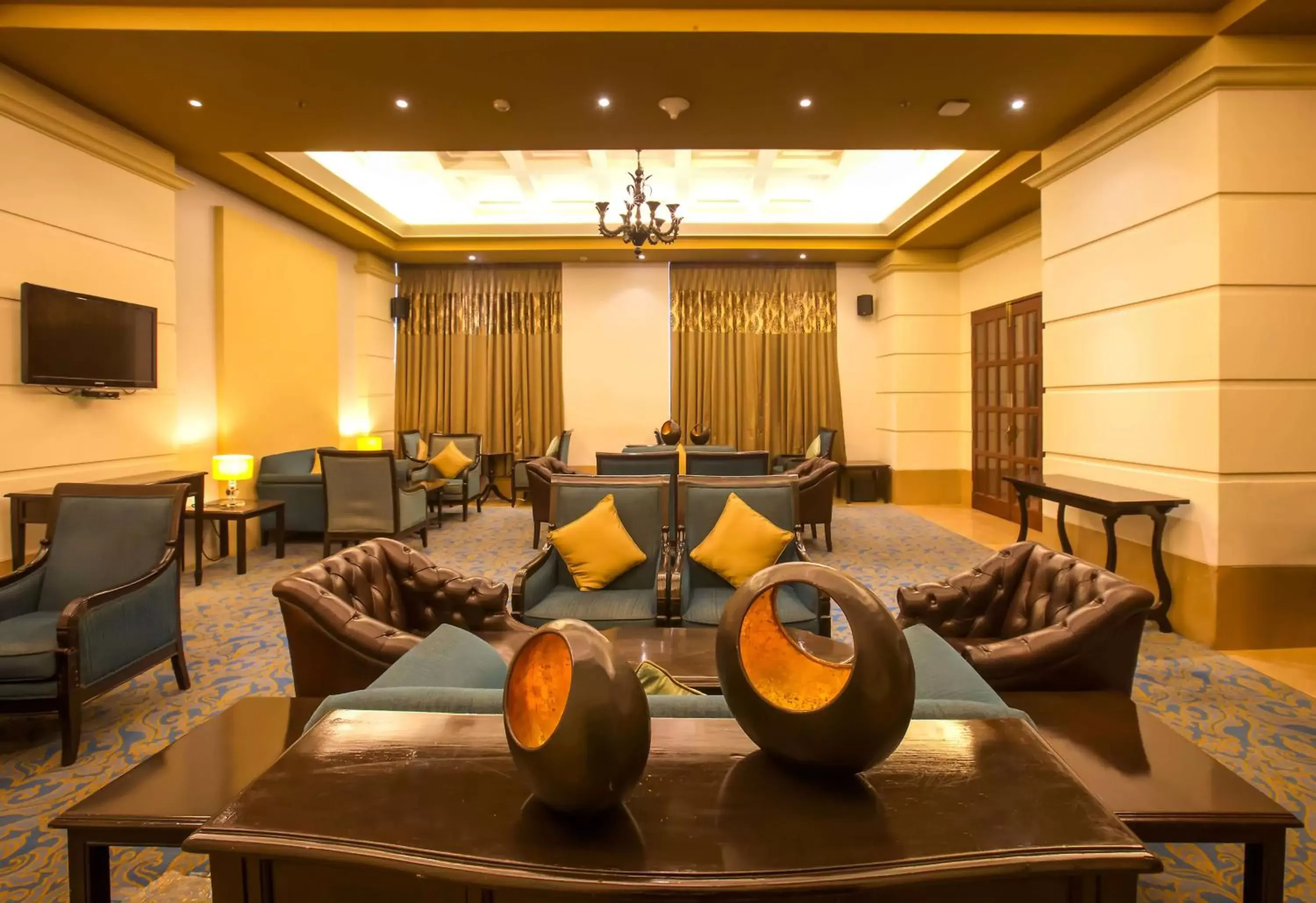 Lounge or bar in Radisson Blu Hotel Chennai City Centre