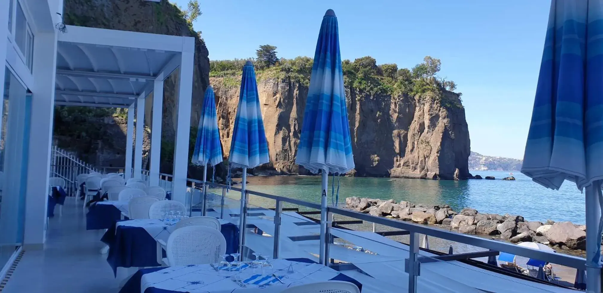 Restaurant/places to eat in Hotel Giosue' a mare