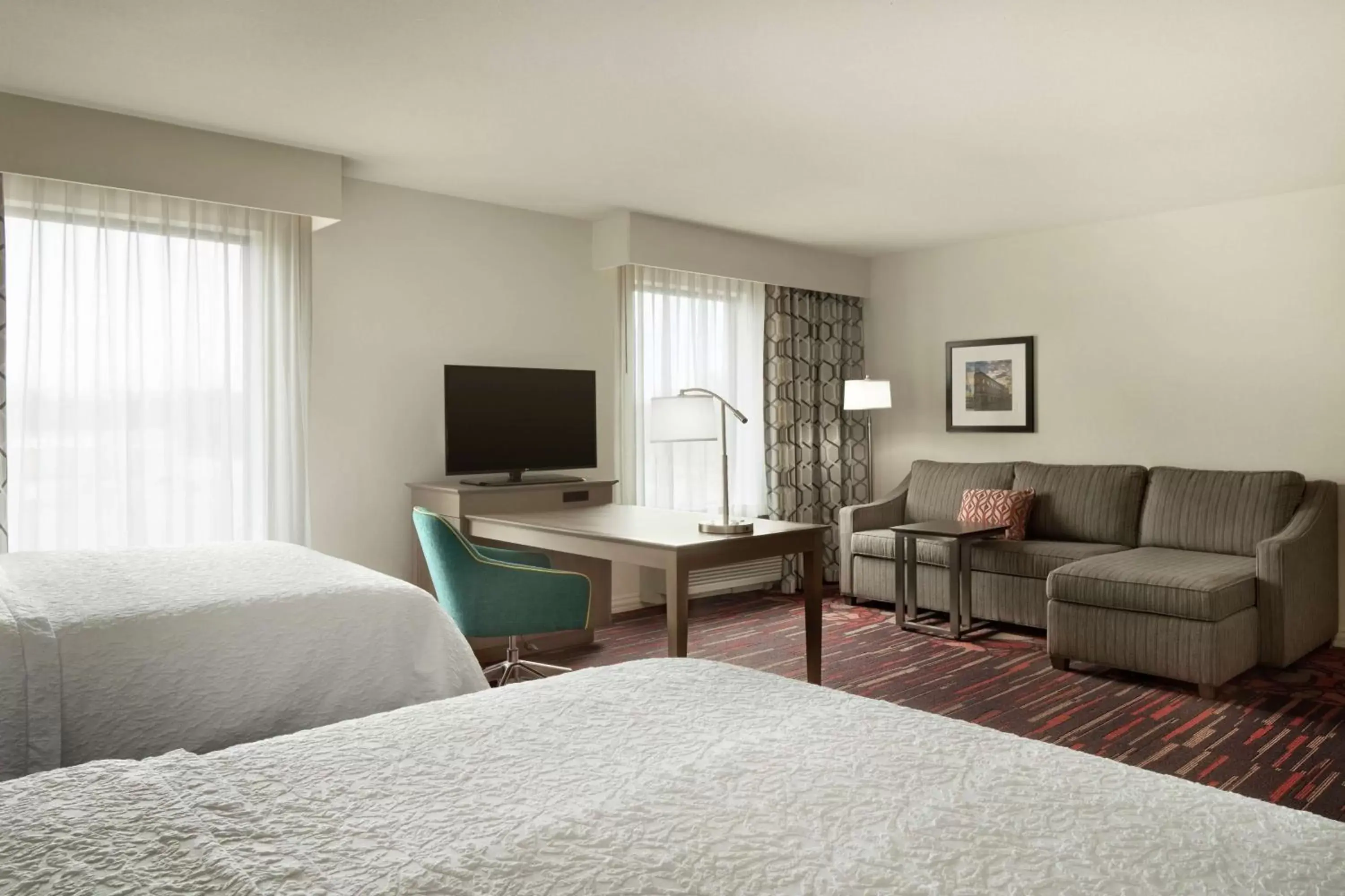 Bedroom, Seating Area in Hampton Inn & Suites St. Louis/Alton, IL