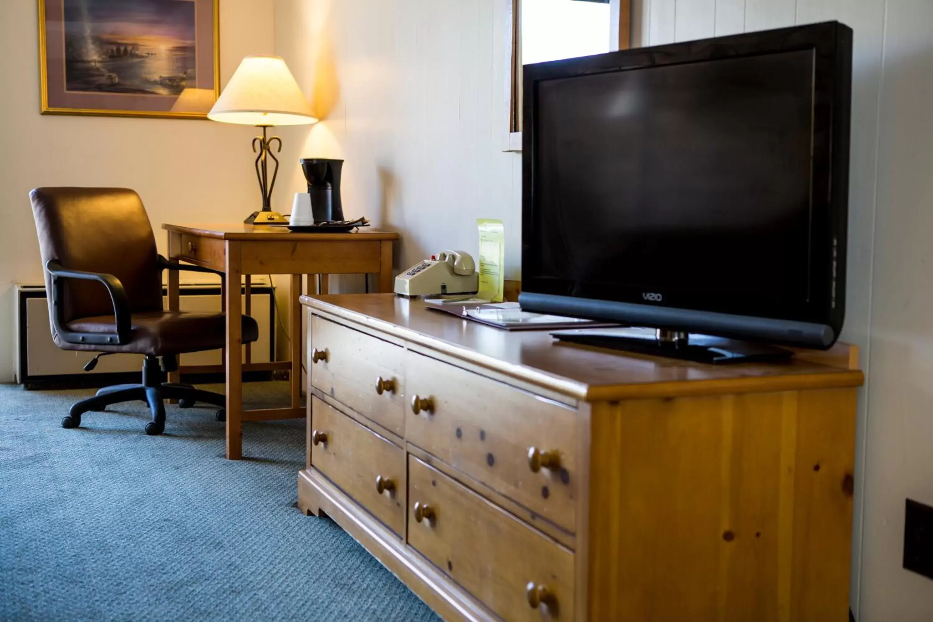 TV and multimedia, TV/Entertainment Center in The Stagecoach Inn