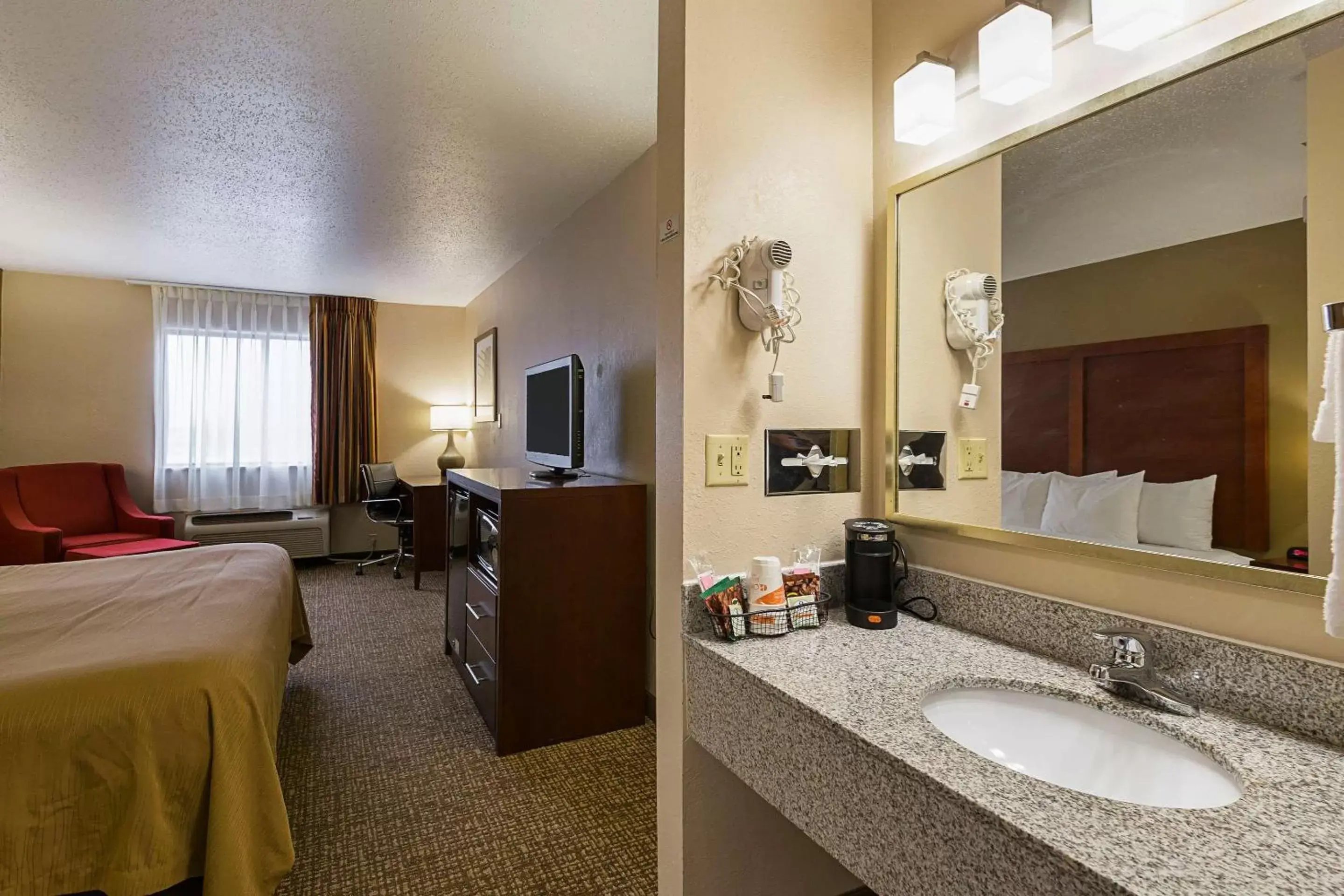 Photo of the whole room, Bathroom in Quality Inn Waverly