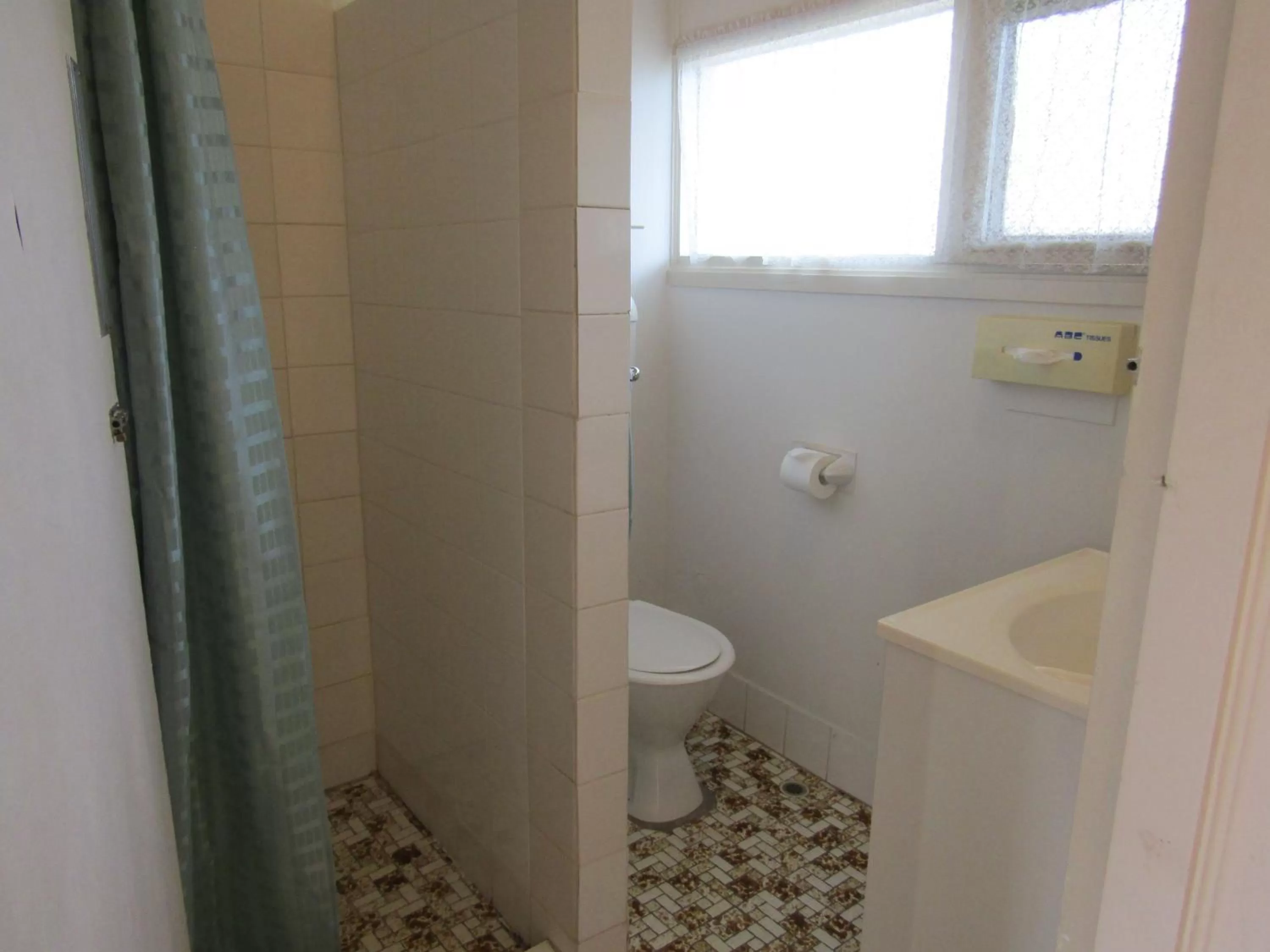 Single Room with Bathroom in Twin City Motor Inn