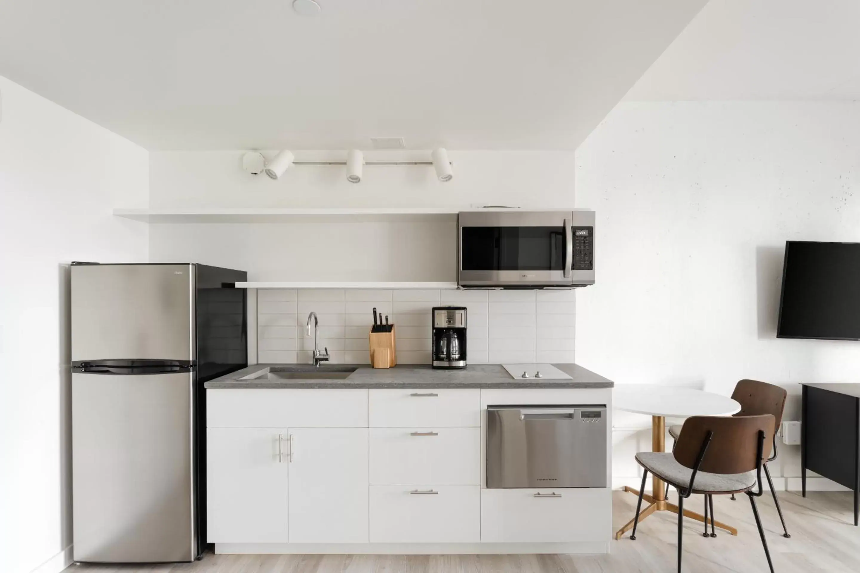 Living room, Kitchen/Kitchenette in Sonder Court Square