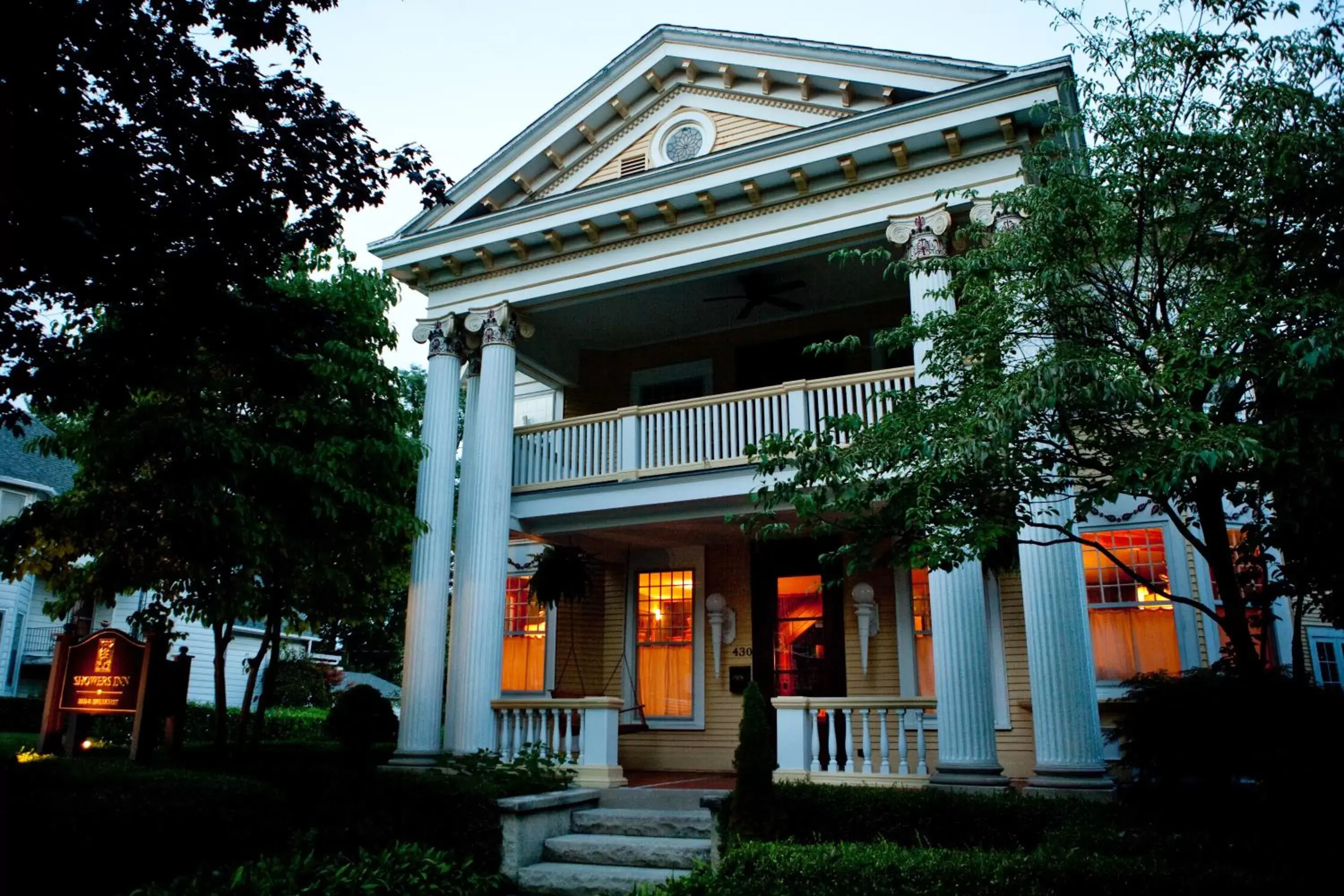 Facade/entrance, Property Building in Showers Inn