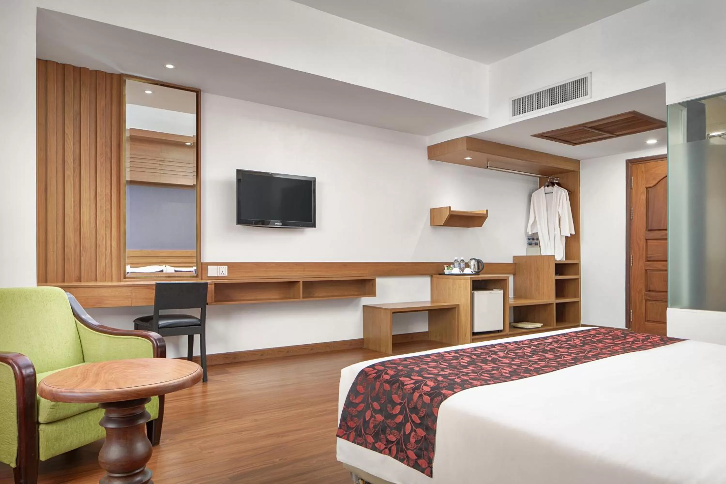 Bed in Ohana Phnom Penh Palace Hotel