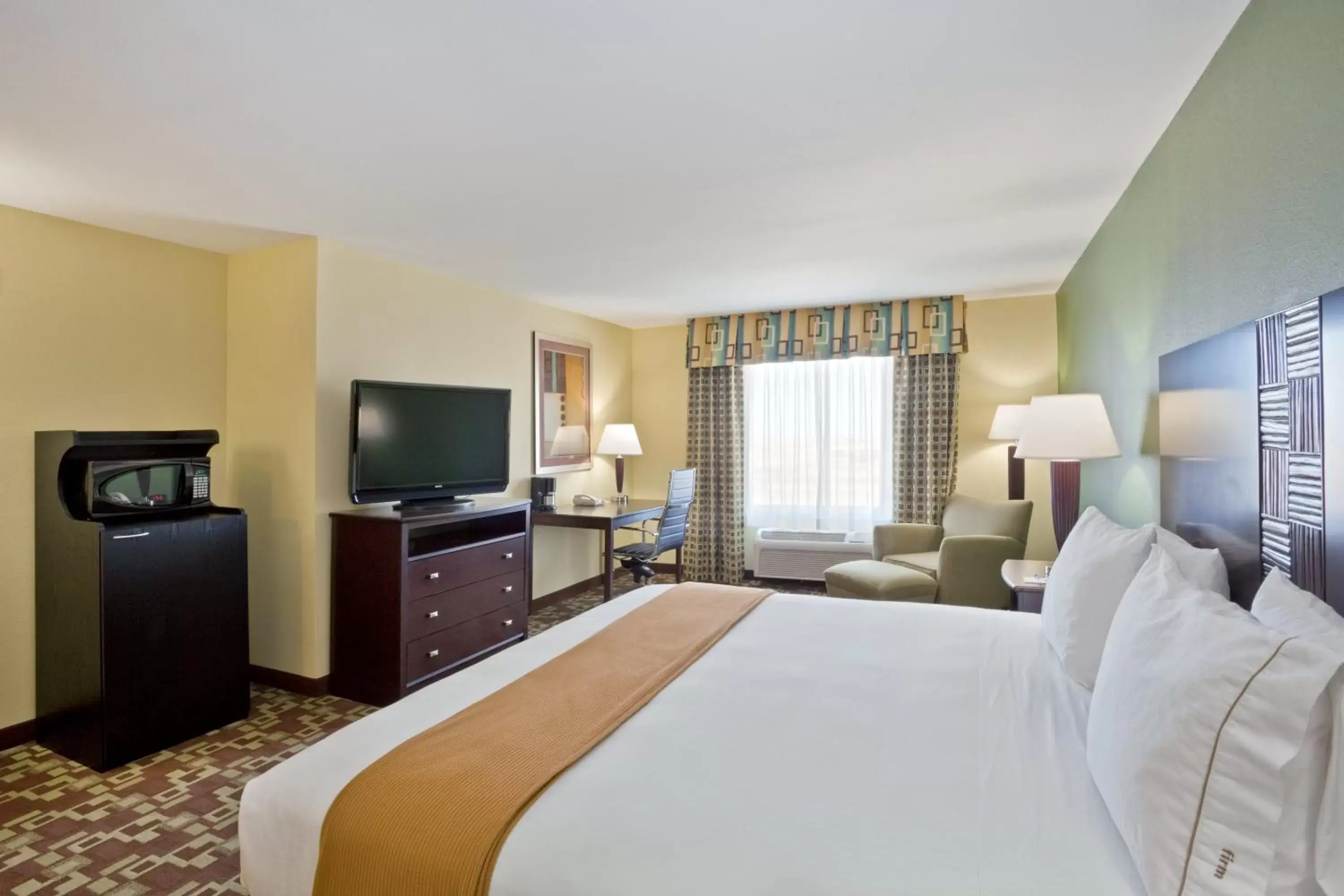 Photo of the whole room, Bed in Holiday Inn Express Hotel & Suites Dumas, an IHG Hotel
