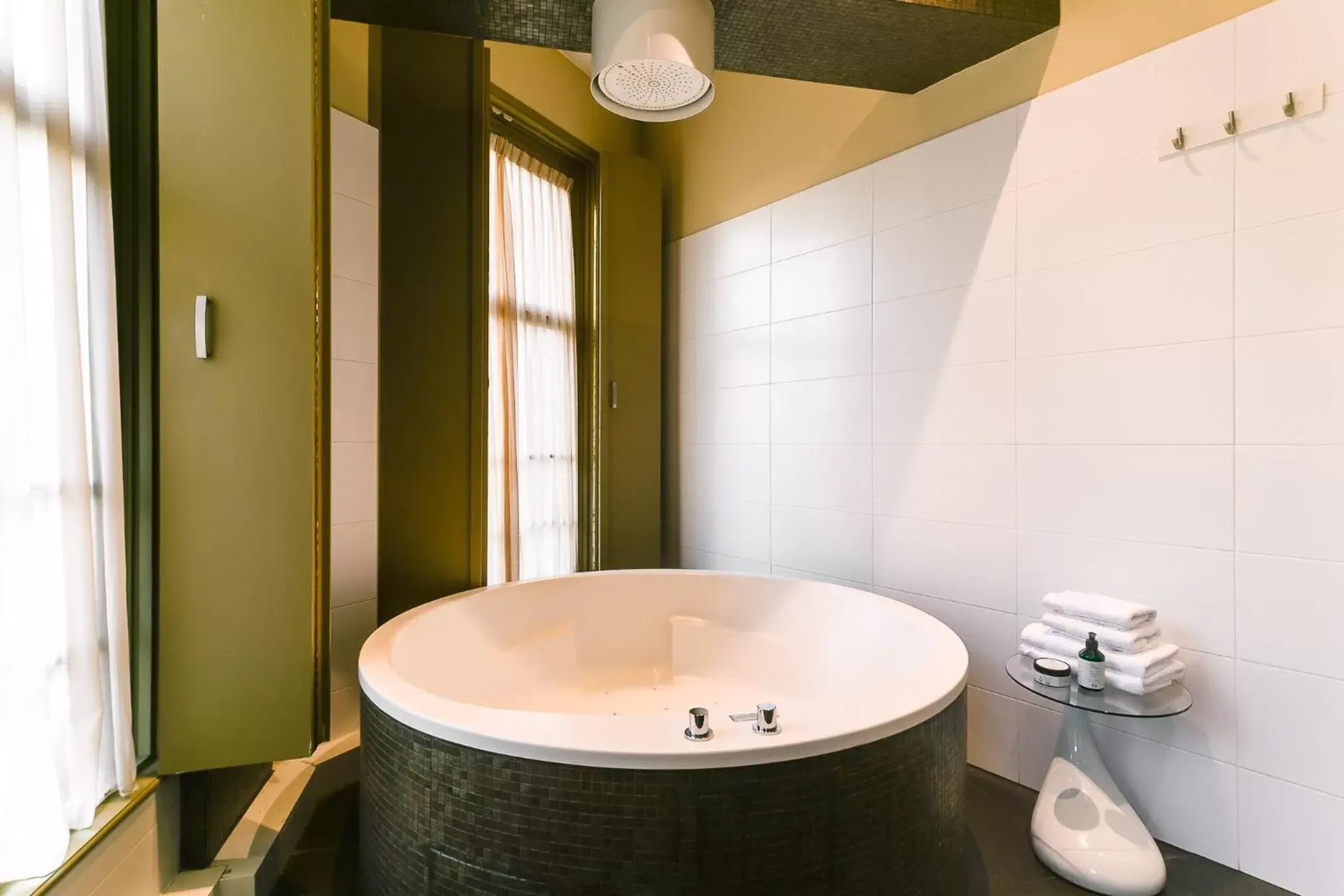 Hot Tub, Bathroom in Brasss Hotel Suites