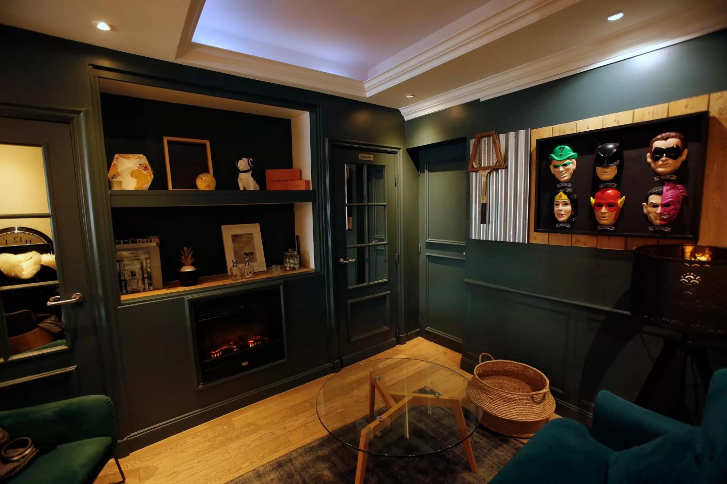 Communal lounge/ TV room in Hôtel Etoile Trocadéro