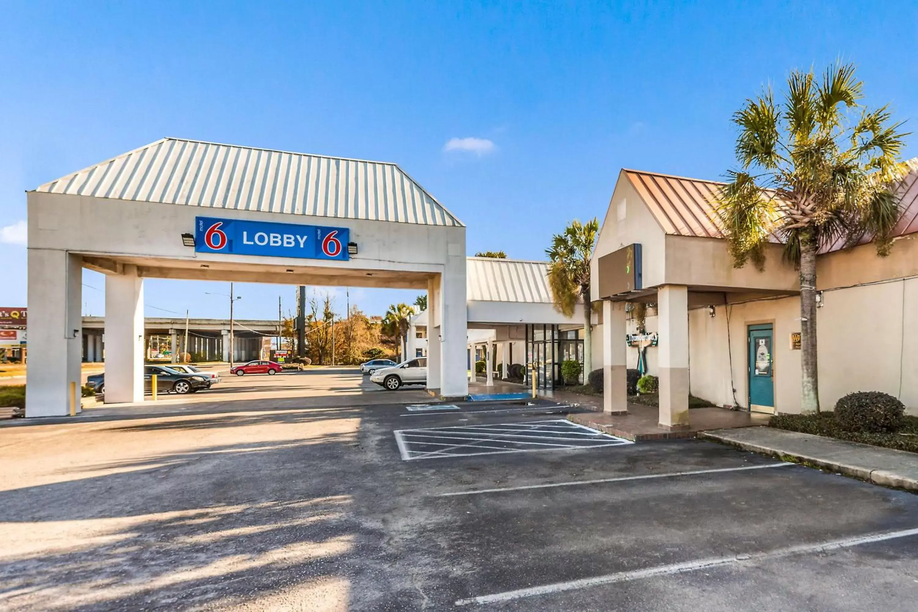 Property building in Motel 6-Florence, SC