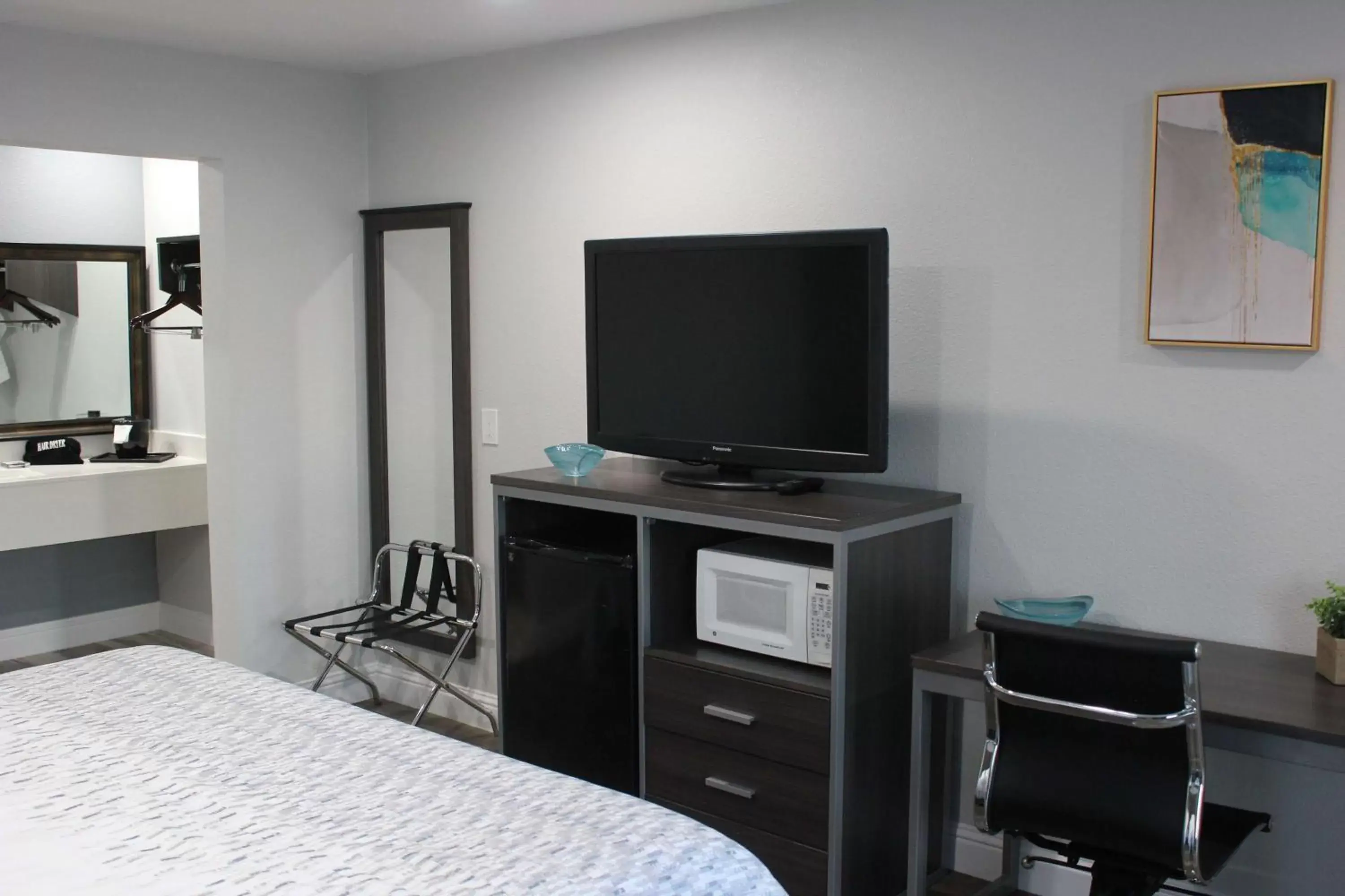 Bedroom, TV/Entertainment Center in SureStay Hotel by Best Western Chowchilla Yosemite