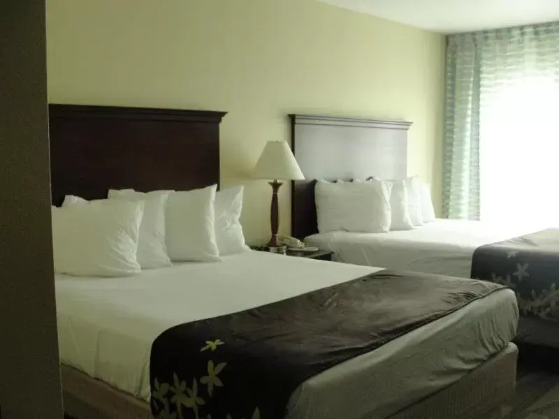 Bedroom, Bed in Gold Leaf Hotel of Dewey