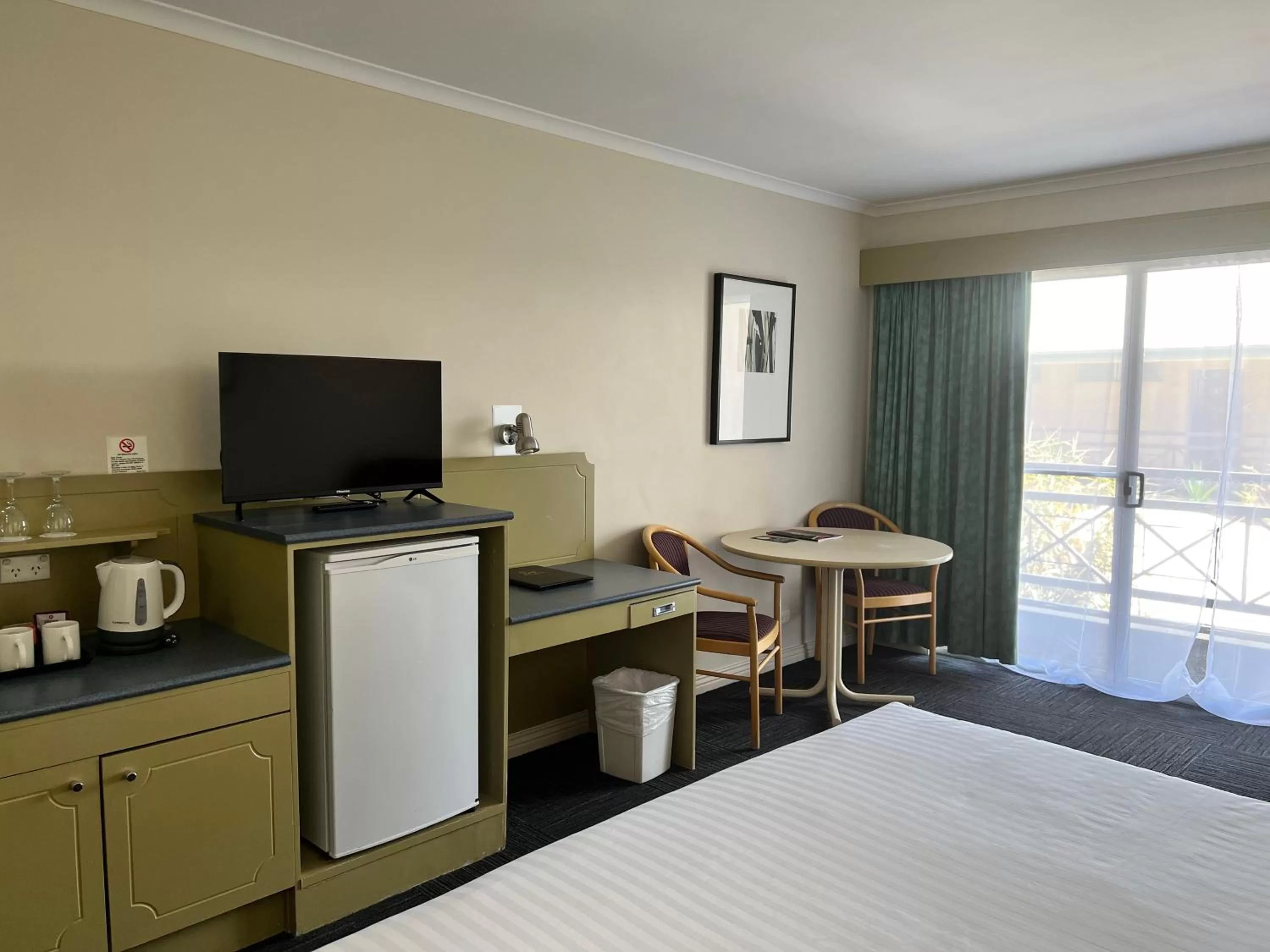 TV and multimedia, Bed in Stay at Alice Springs Hotel