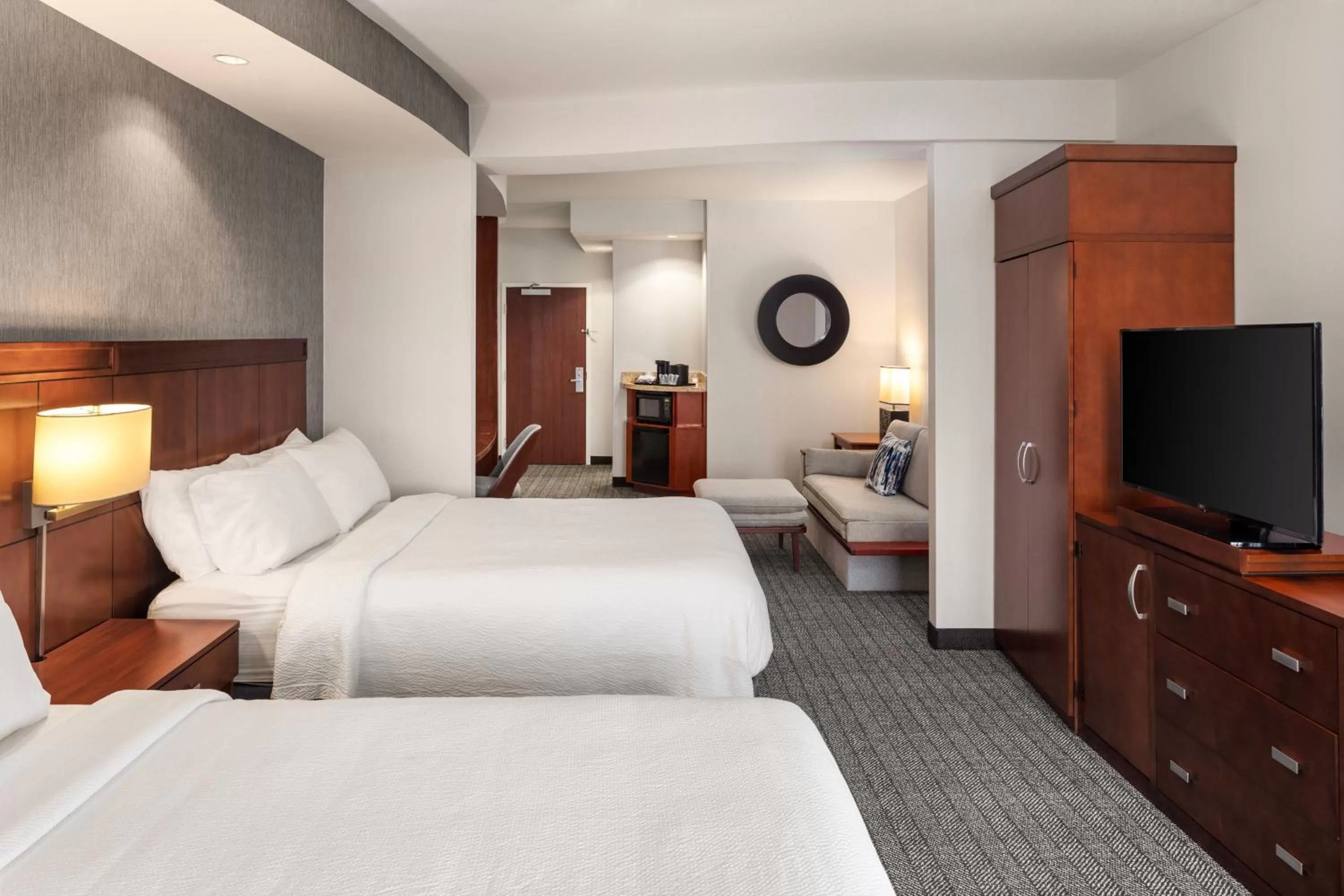 Photo of the whole room, Bed in Courtyard Mankato Hotel & Event Center