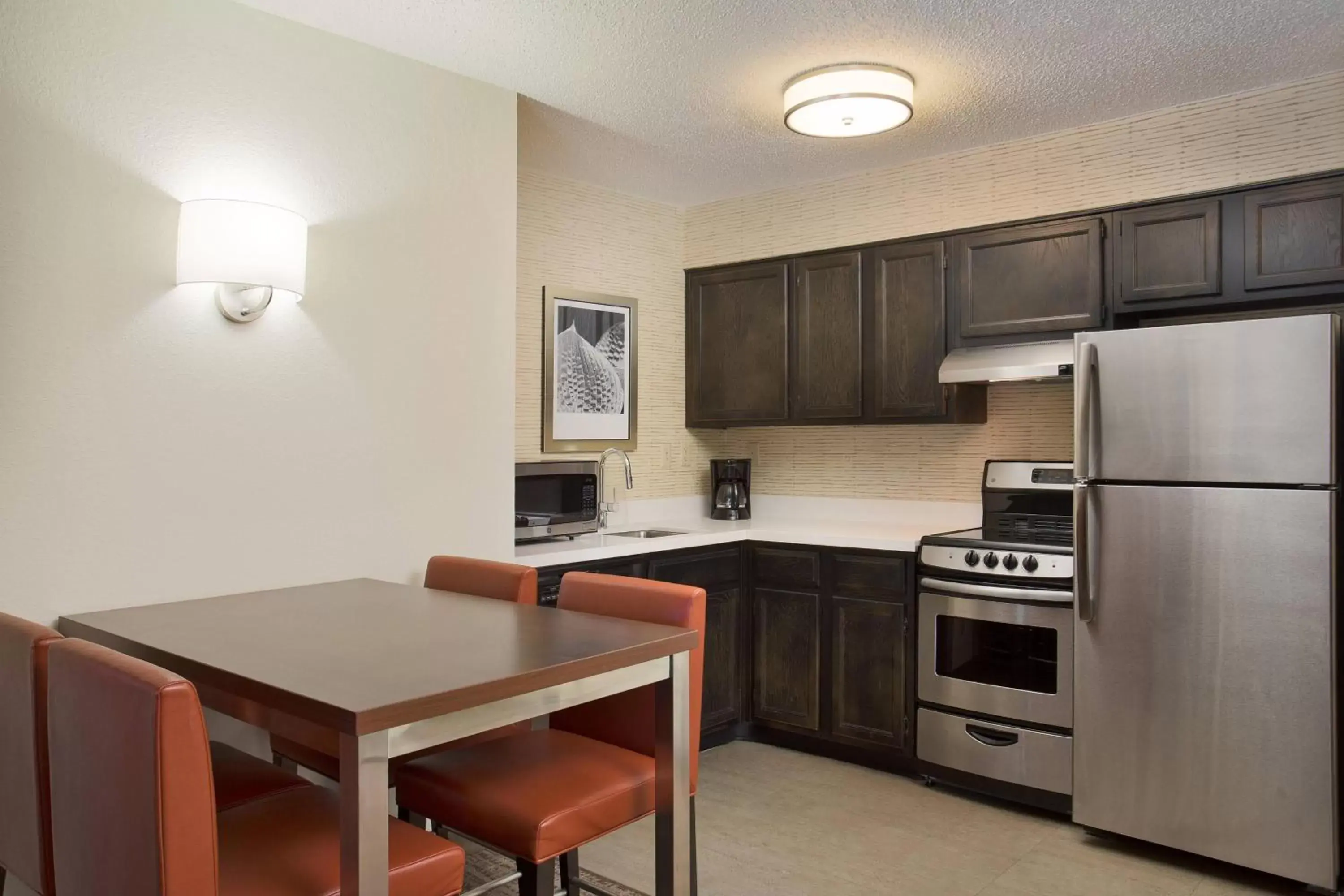 Bedroom, Kitchen/Kitchenette in Residence Inn Detroit / Auburn Hills