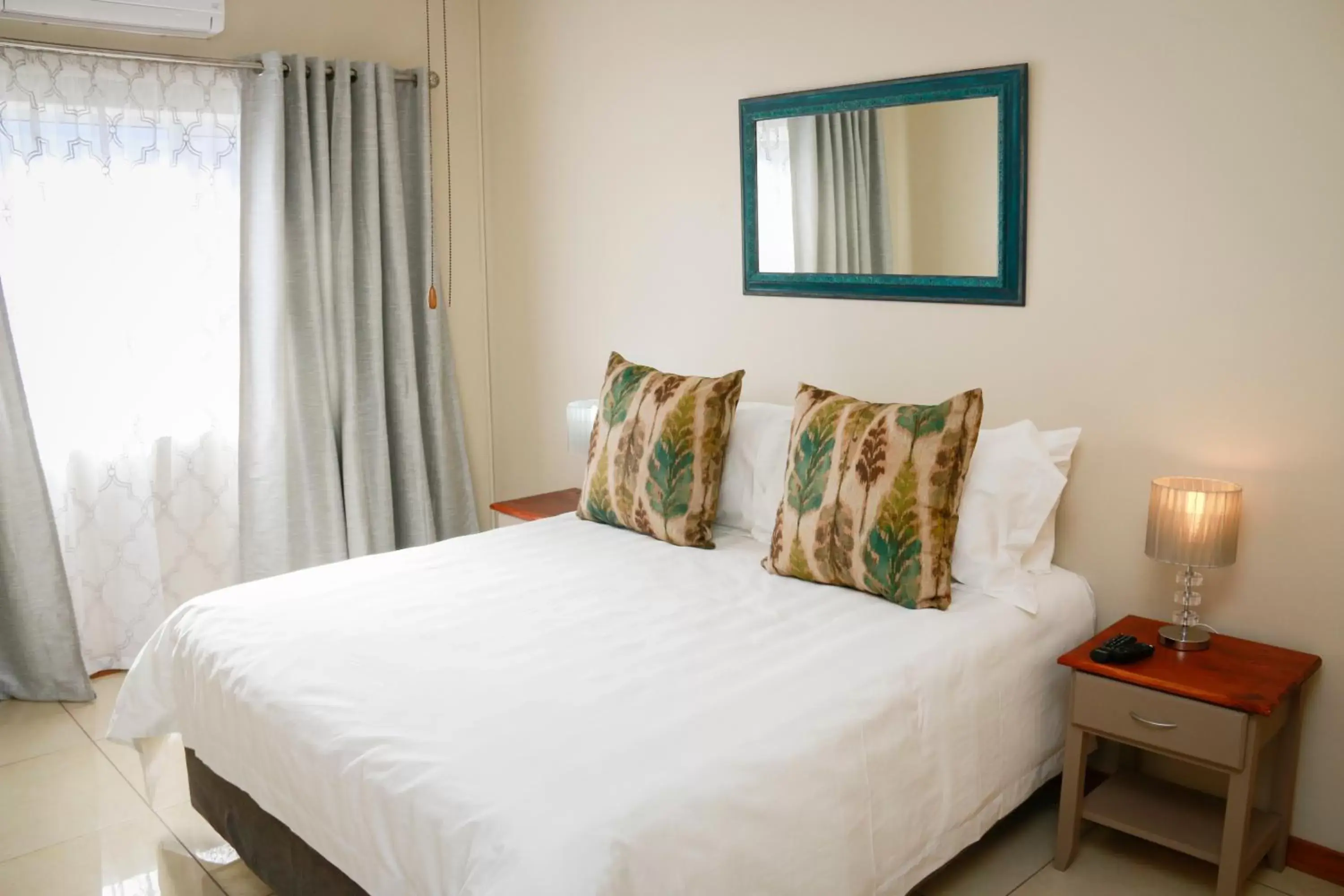 Deluxe Double Room - single occupancy in Poetry Guestrooms Deluxe Double Room - single occupancy in Poetry Guestrooms