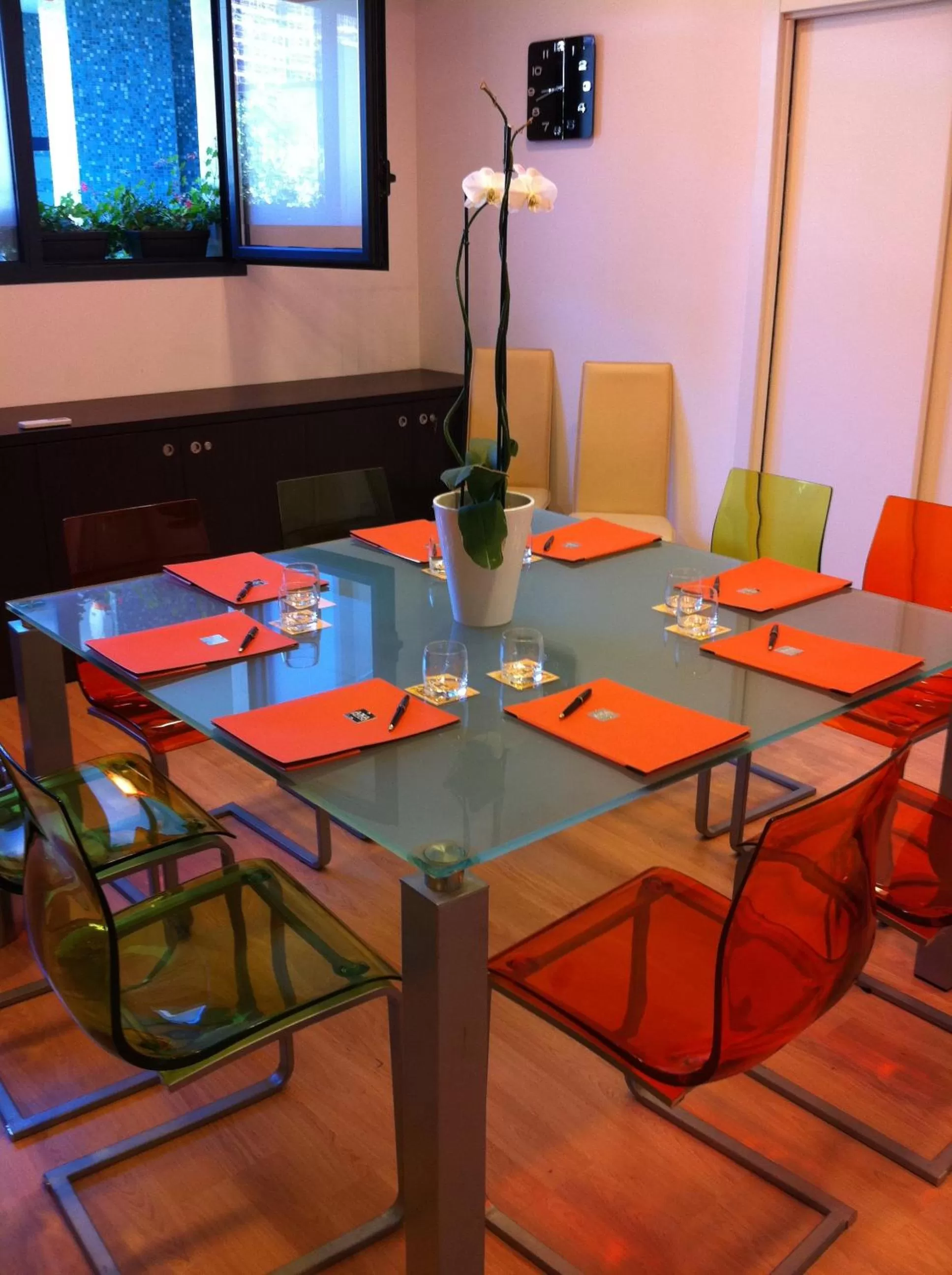 Restaurant/places to eat in Acca Palace AA Hotels