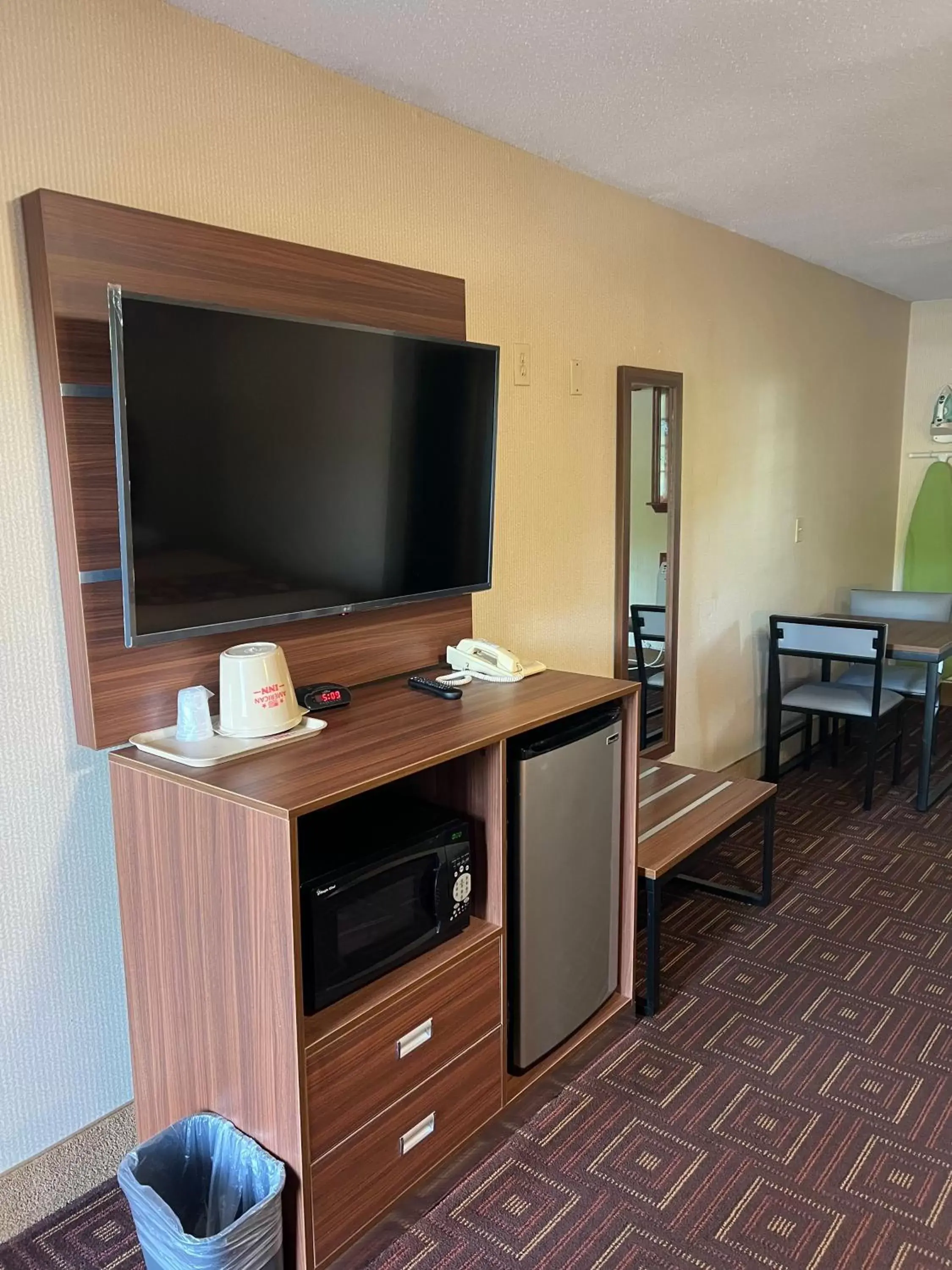 TV and multimedia, TV/Entertainment Center in American Inn