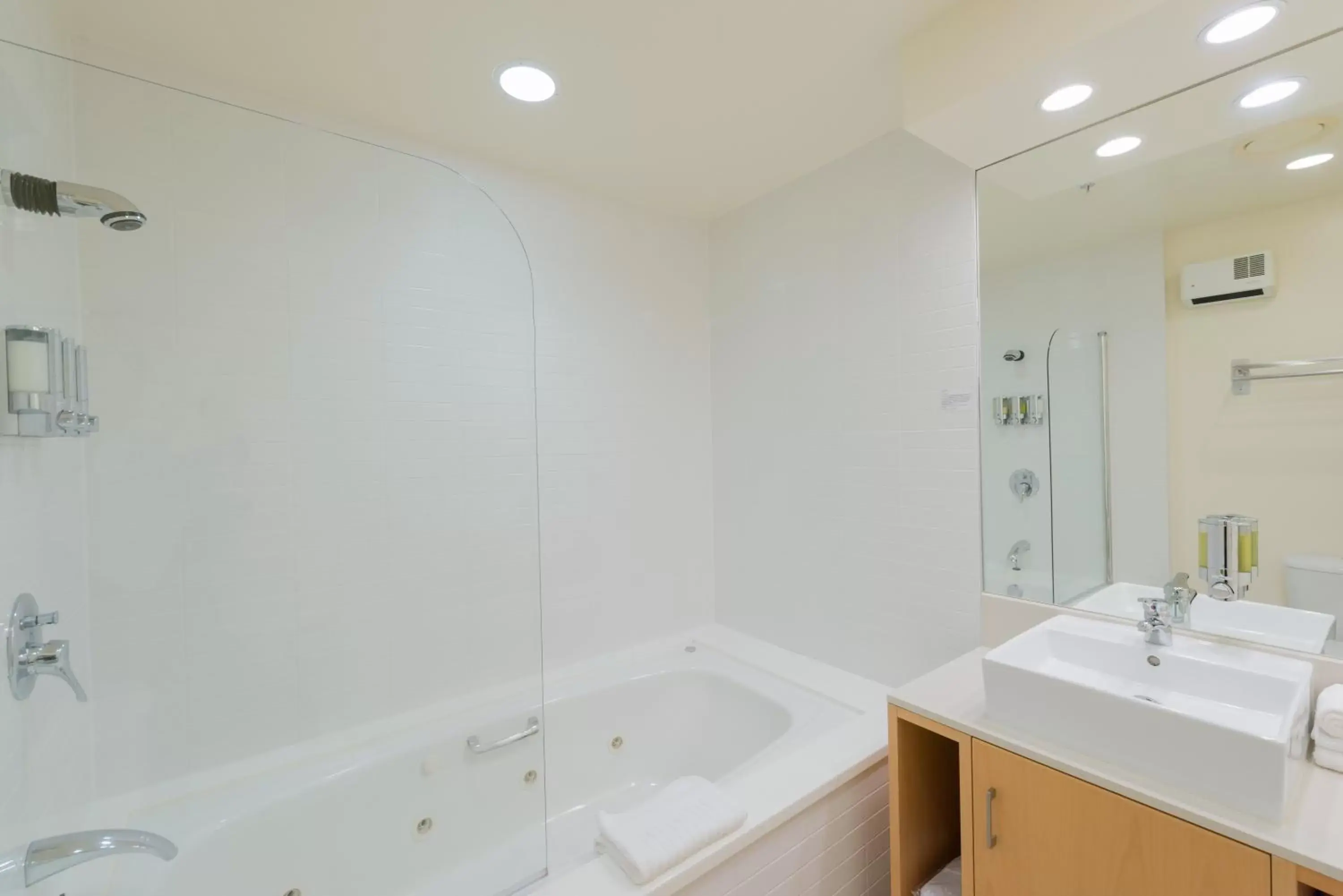 Shower, Bathroom in Paihia Beach Resort & Spa Hotel