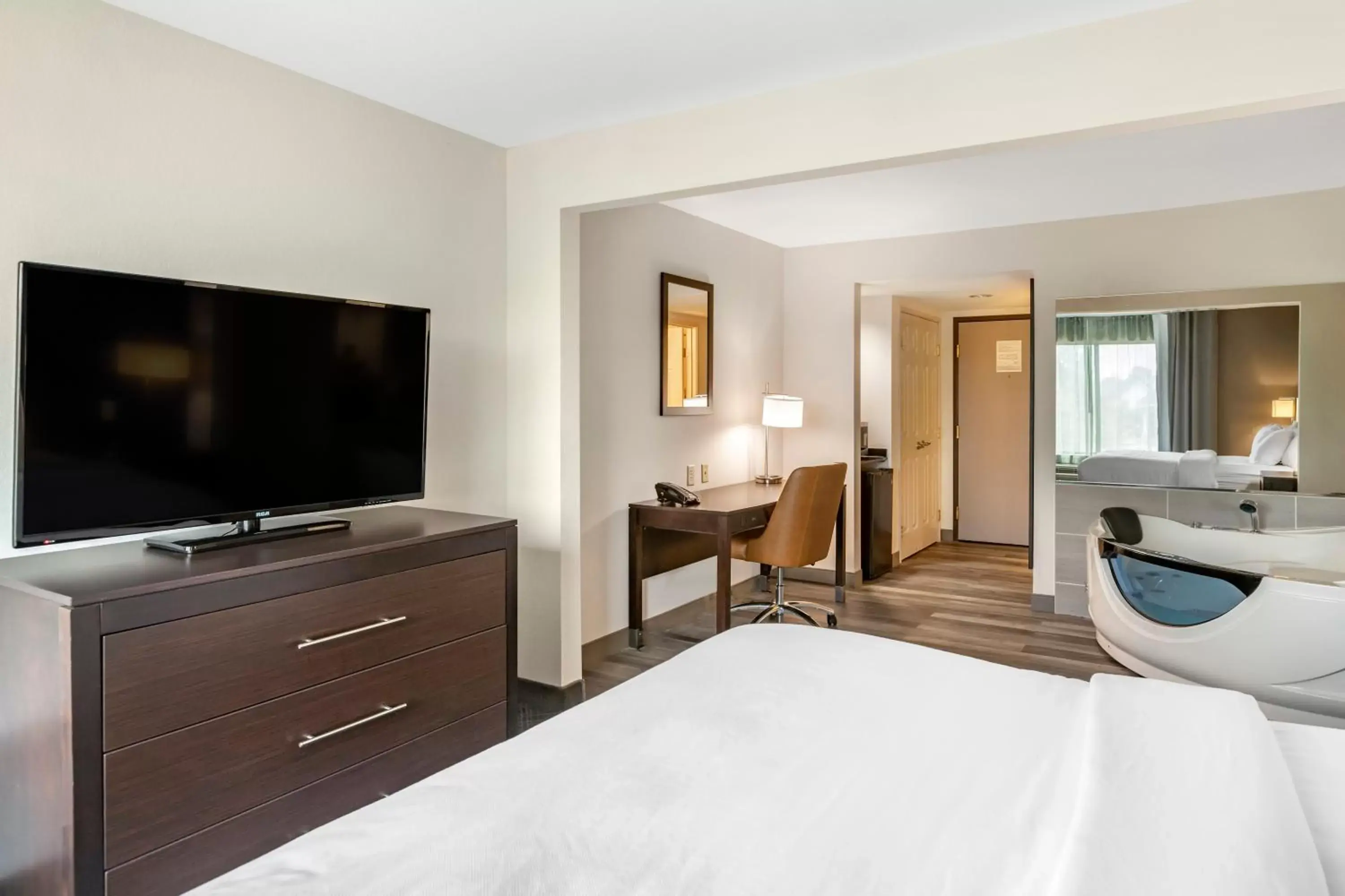 Bed, TV/Entertainment Center in Comfort Inn & Suites Grand Blanc-Flint