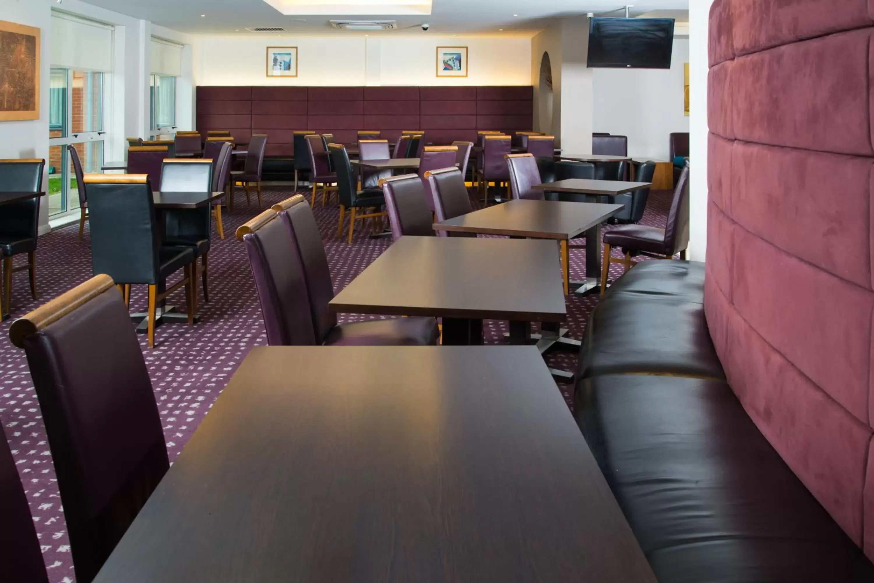 Restaurant/Places to Eat in Holiday Inn Express Bedford, an IHG Hotel