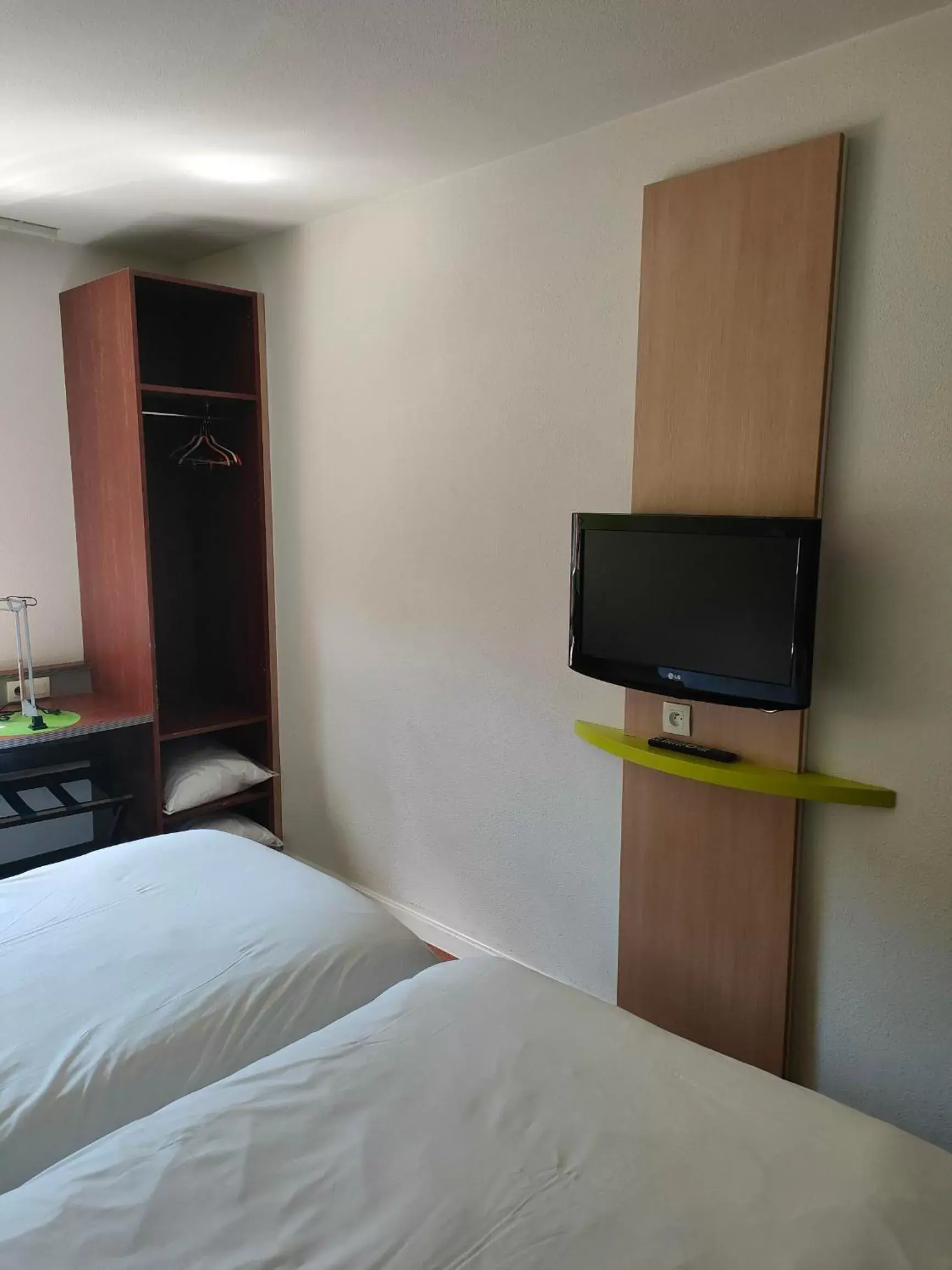 Bed, TV/Entertainment Center in ibis Styles Bethune Bruay la Buissière