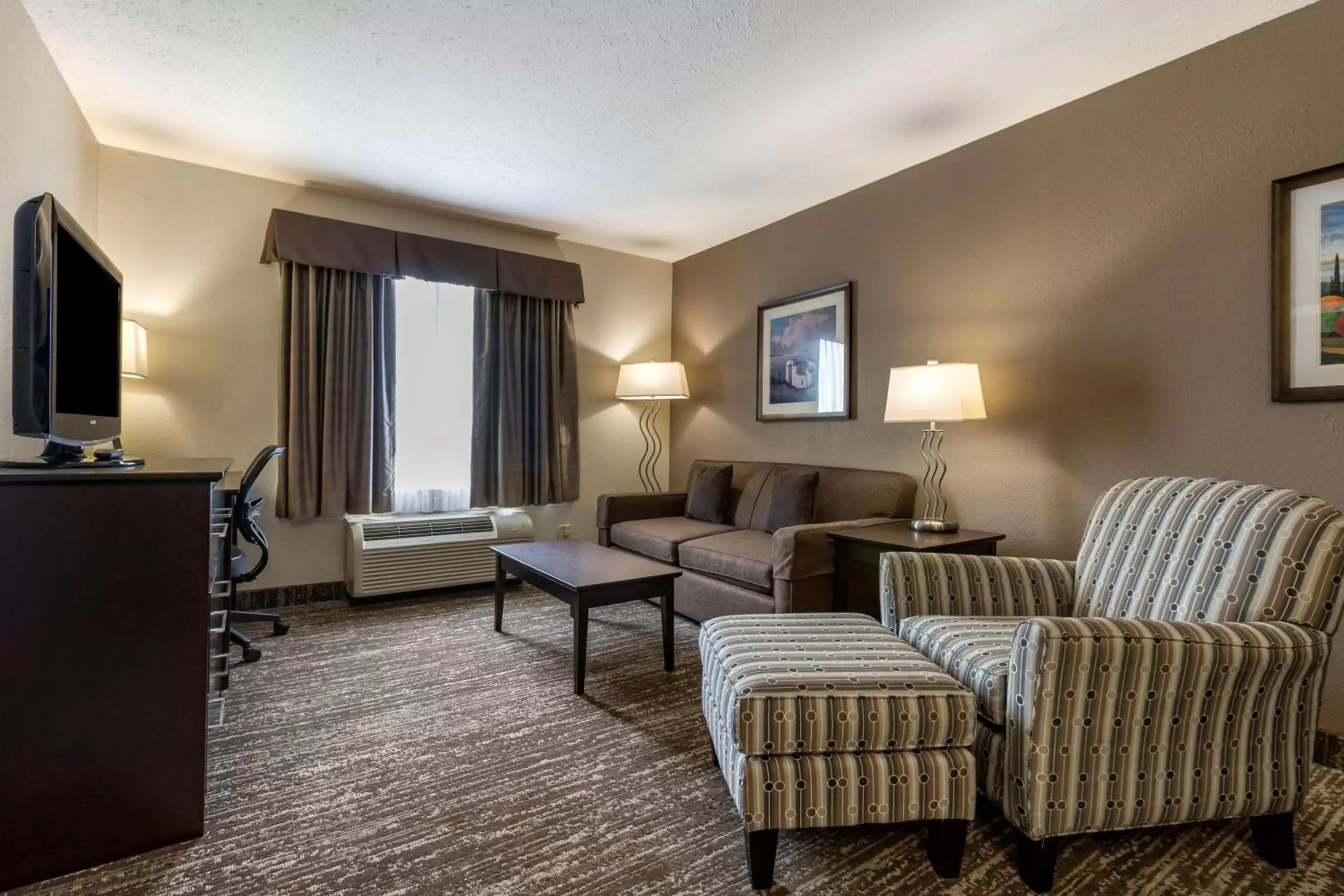 Bedroom, Seating Area in Best Western Plus Pembina Inn & Suites