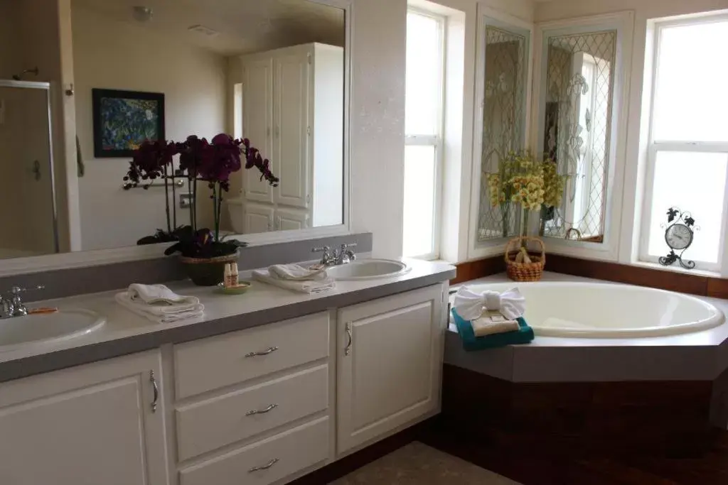 Bathroom in Lakeshore Lodge