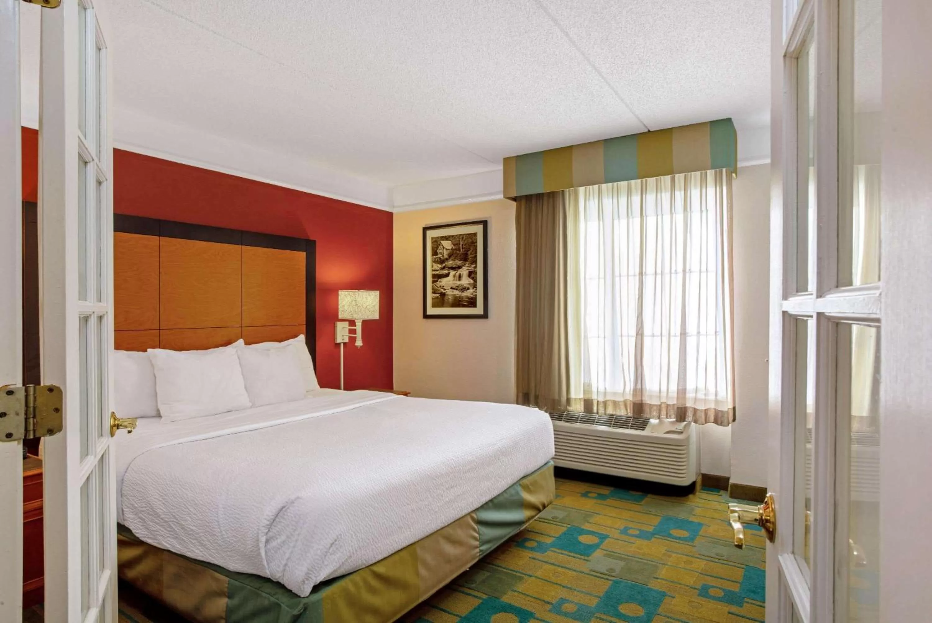 Photo of the whole room, Bed in La Quinta by Wyndham Winston-Salem
