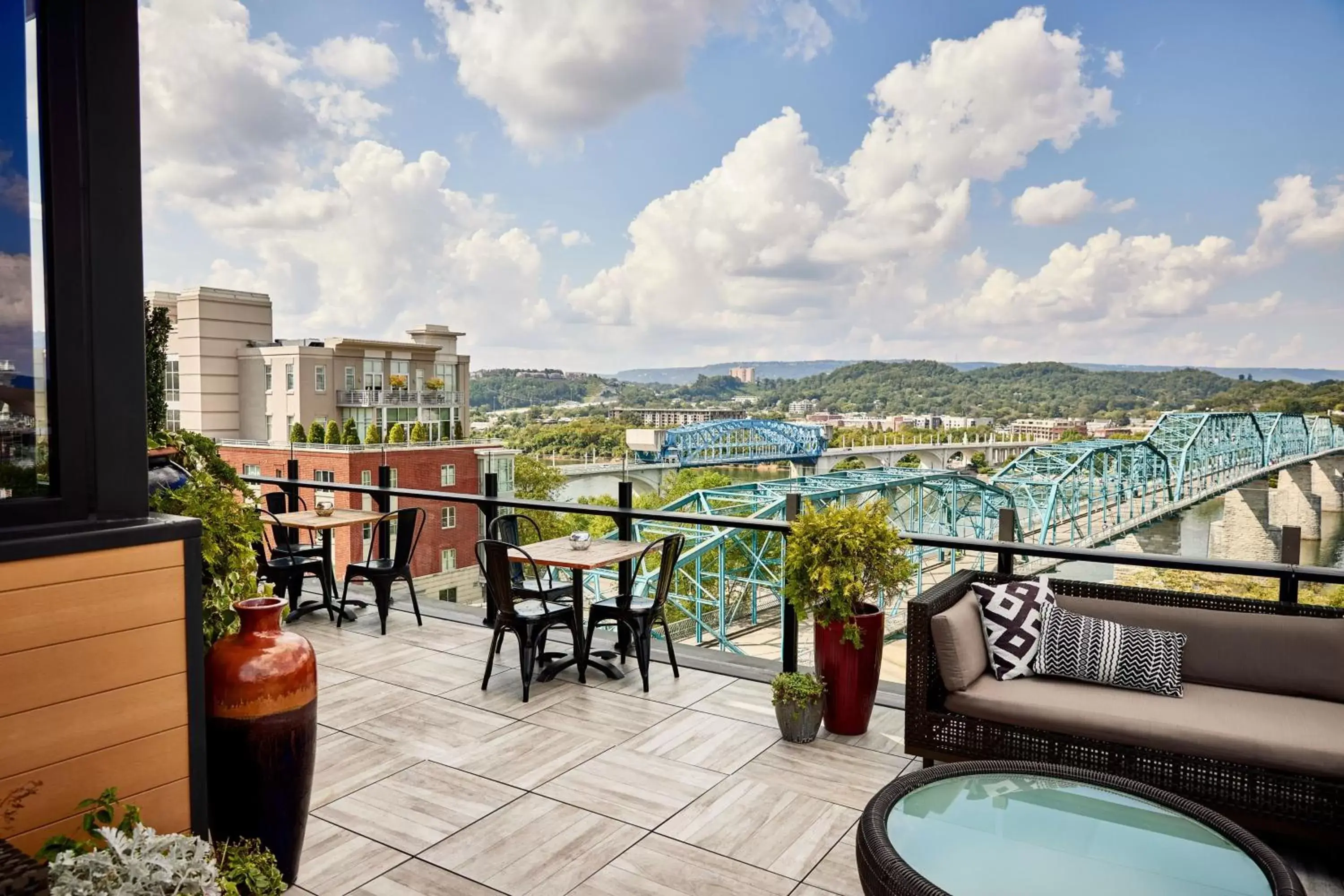 Restaurant/places to eat, Pool View in The Edwin Hotel, Autograph Collection