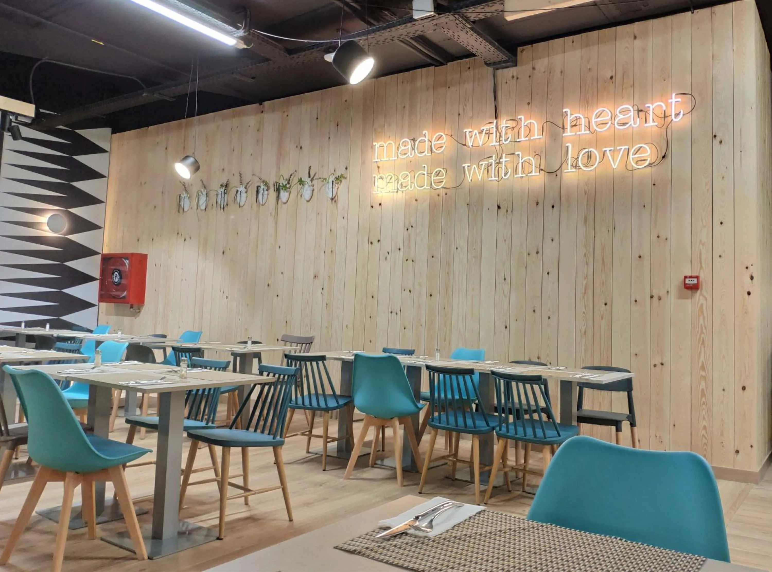 Restaurant/places to eat in Hotel Olympus