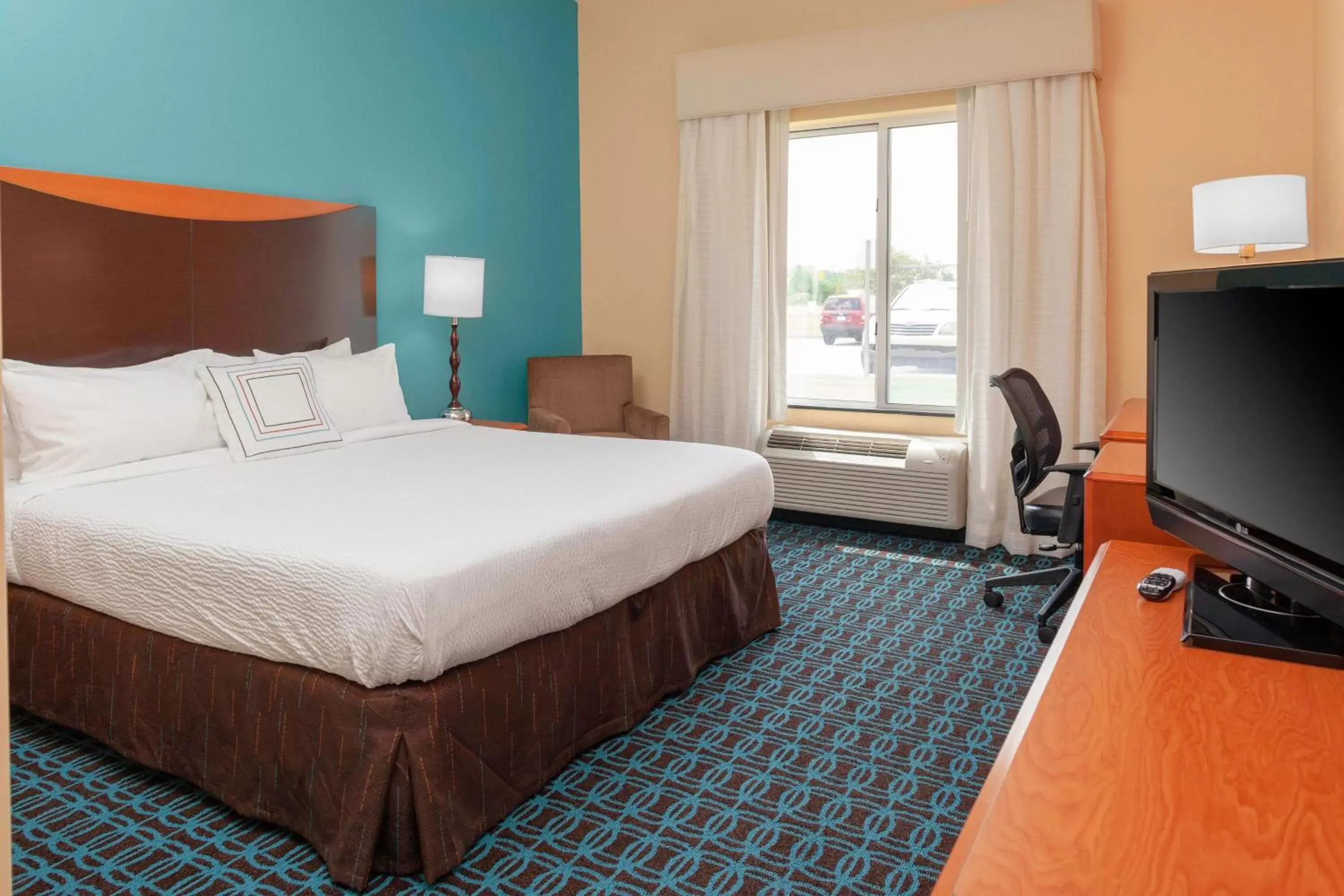 Photo of the whole room, Bed in Fairfield Inn and Suites by Marriott Seymour
