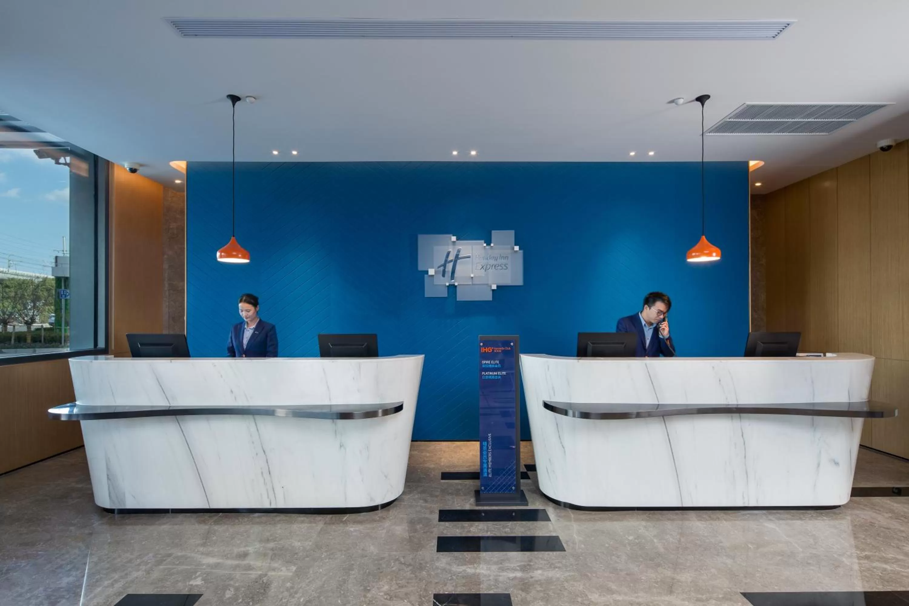 Lobby or reception in Holiday Inn Express Shanghai Kangqiao by IHG