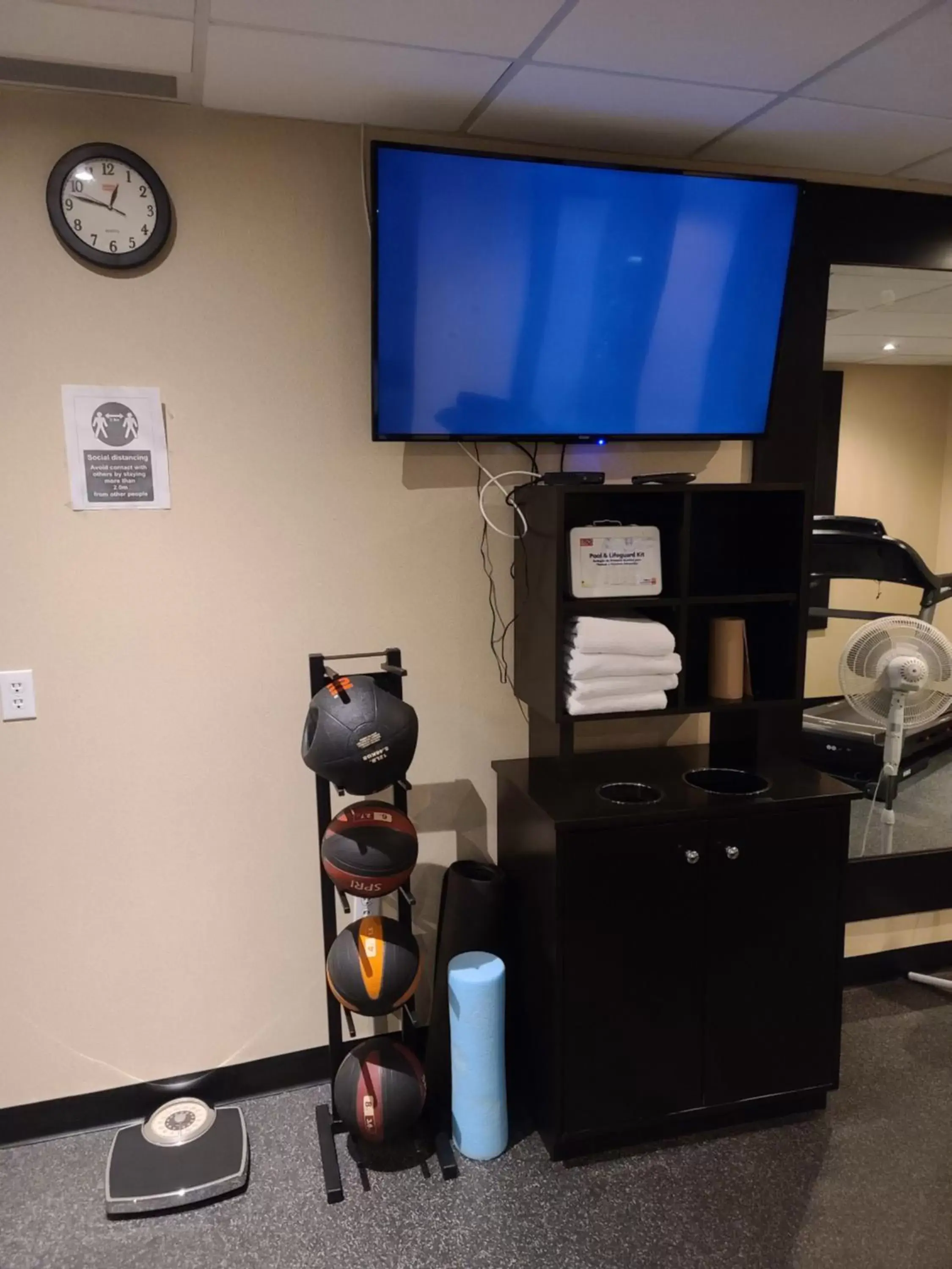 Fitness centre/facilities, TV/Entertainment Center in Kitchener Inn & Suites
