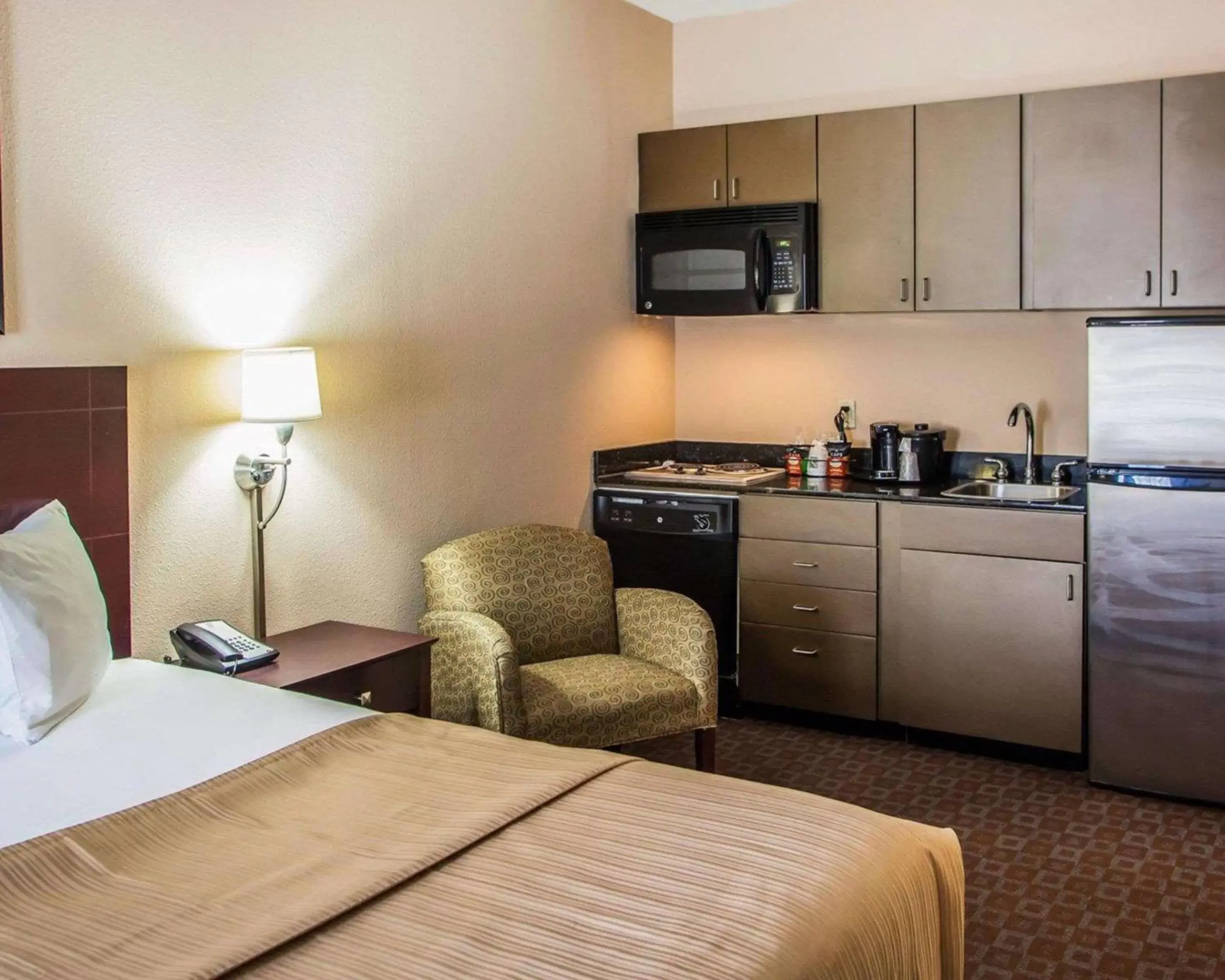 Bedroom, Kitchen/Kitchenette in Quality Inn & Suites Peoria