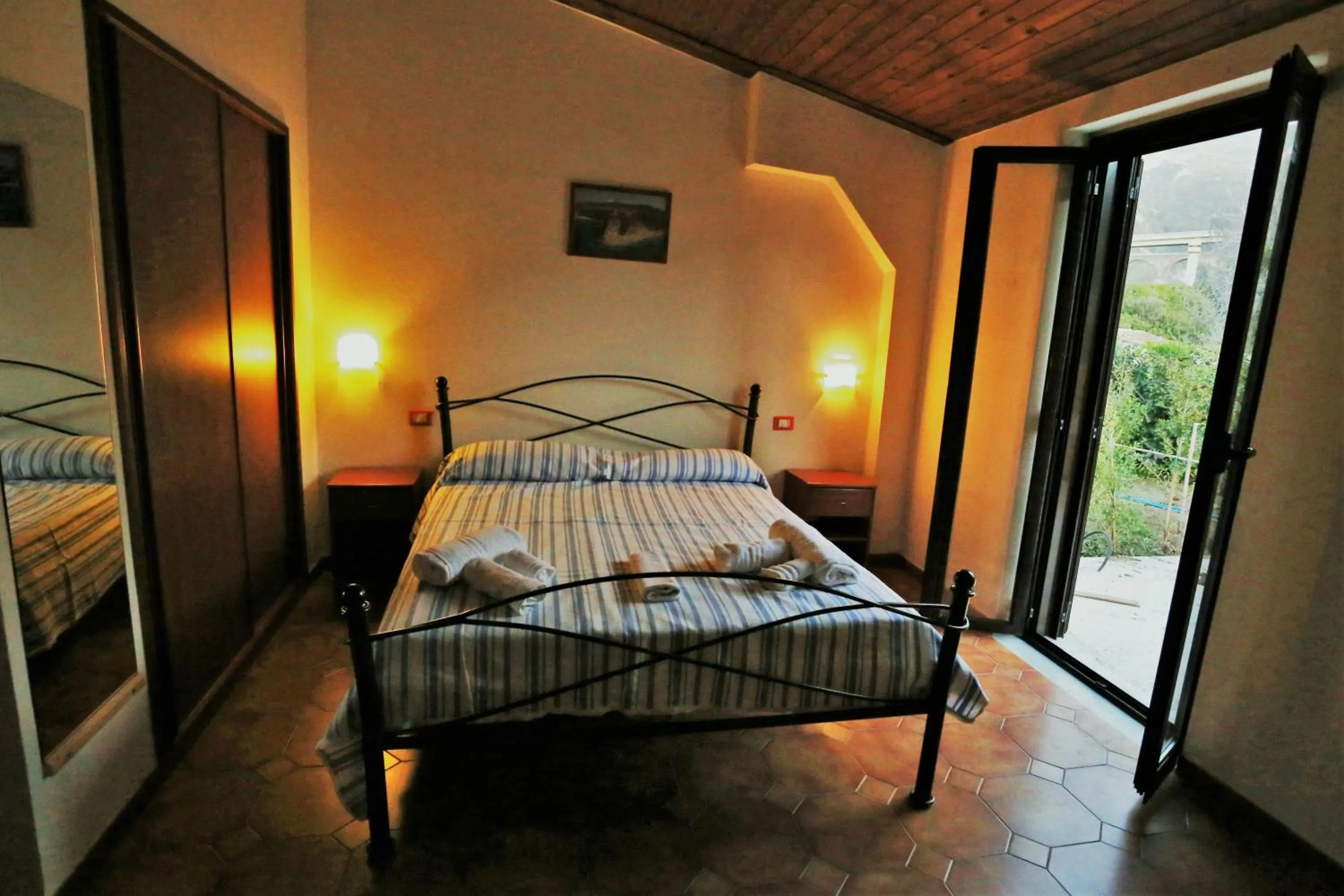 Photo of the whole room, Bed in Residence New Paradise