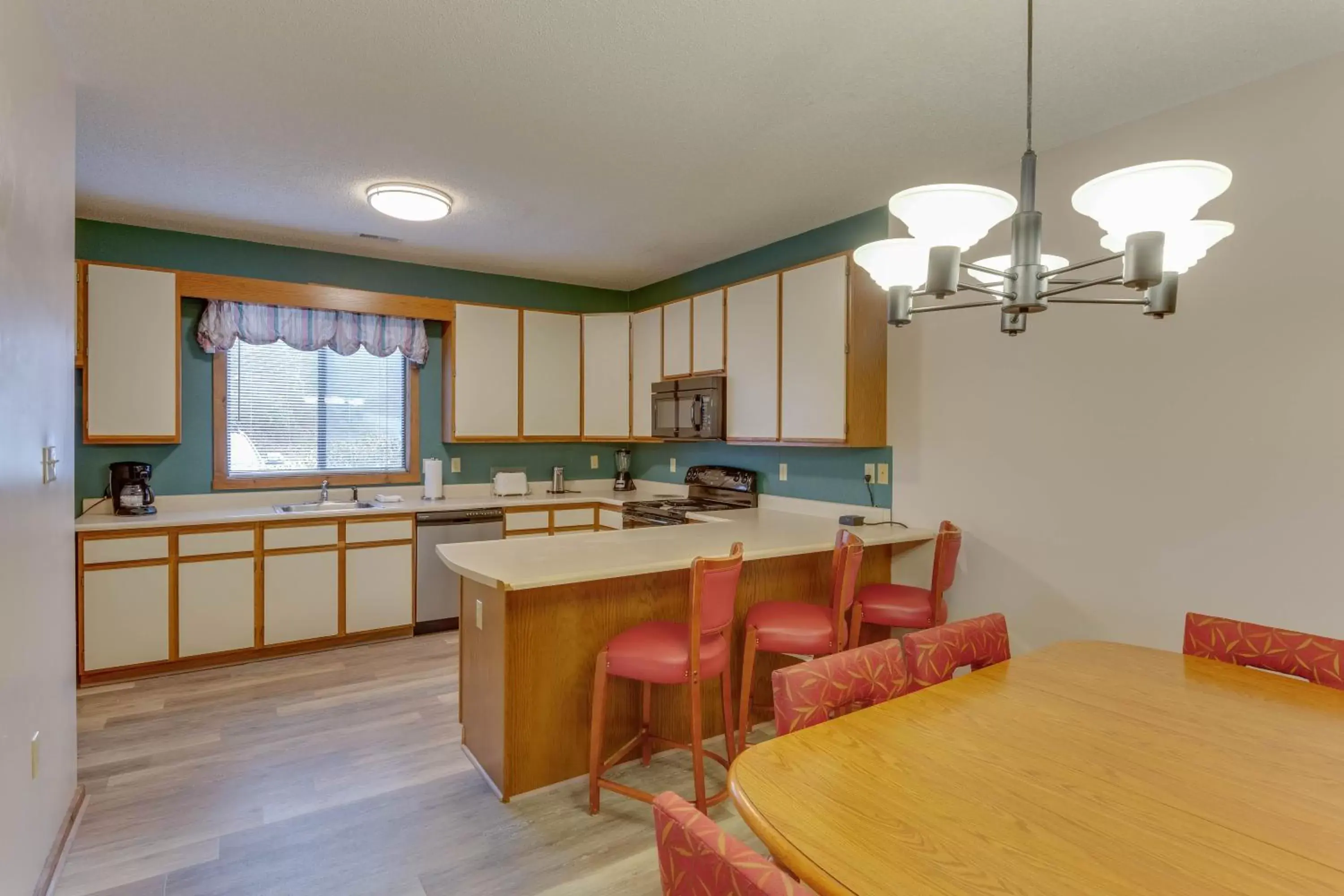 Kitchen or kitchenette, Kitchen/Kitchenette in Chalet High by Capital Vacations